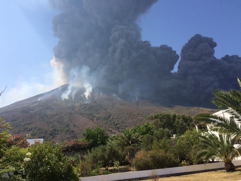 Vulcão na ilha italiana de Stromboli liberta rochas e nuvem de cinzas