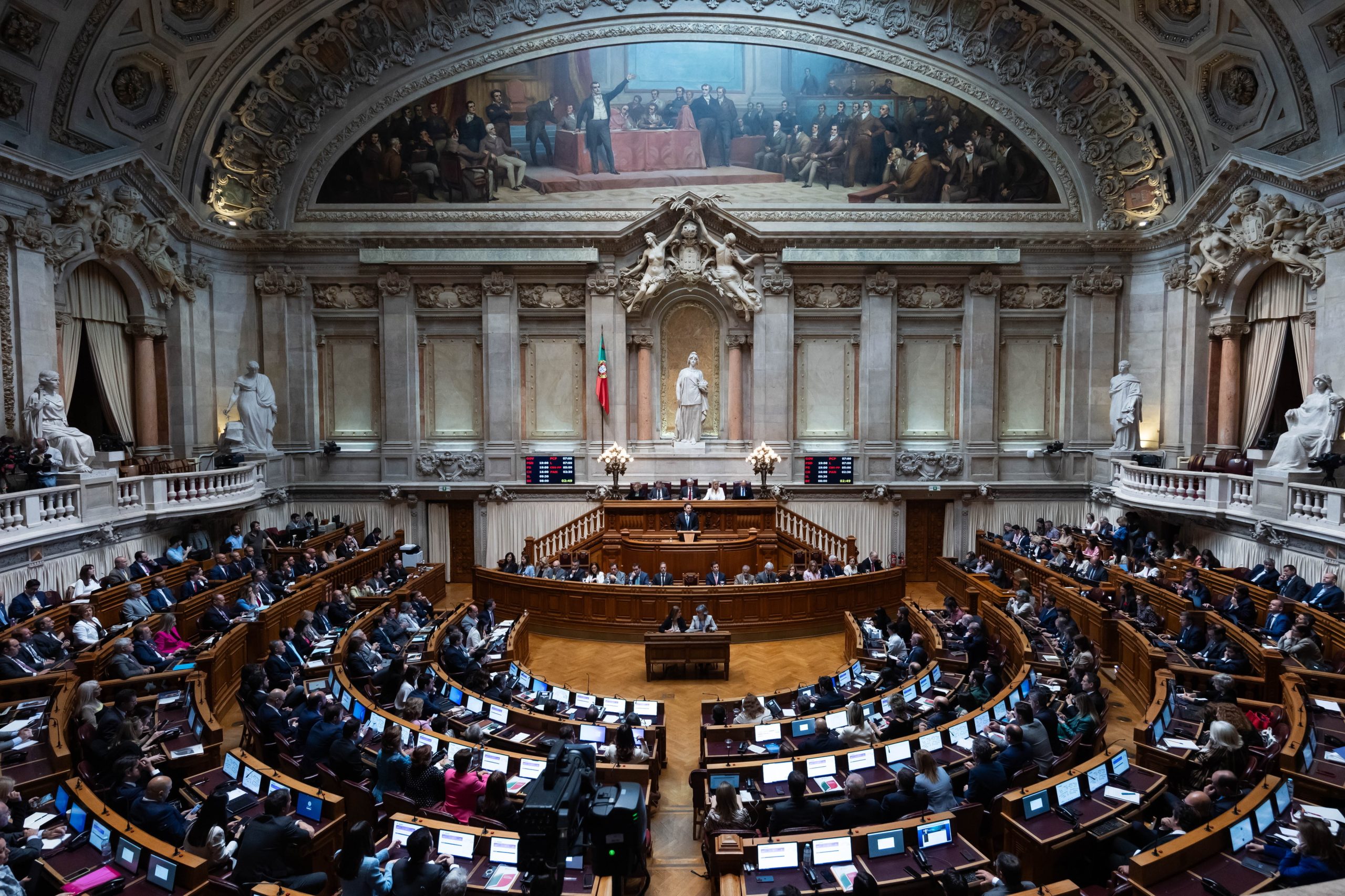 BE critica política de habitação, PCP fala em “retrocesso” e Livre pede coragem no ambiente