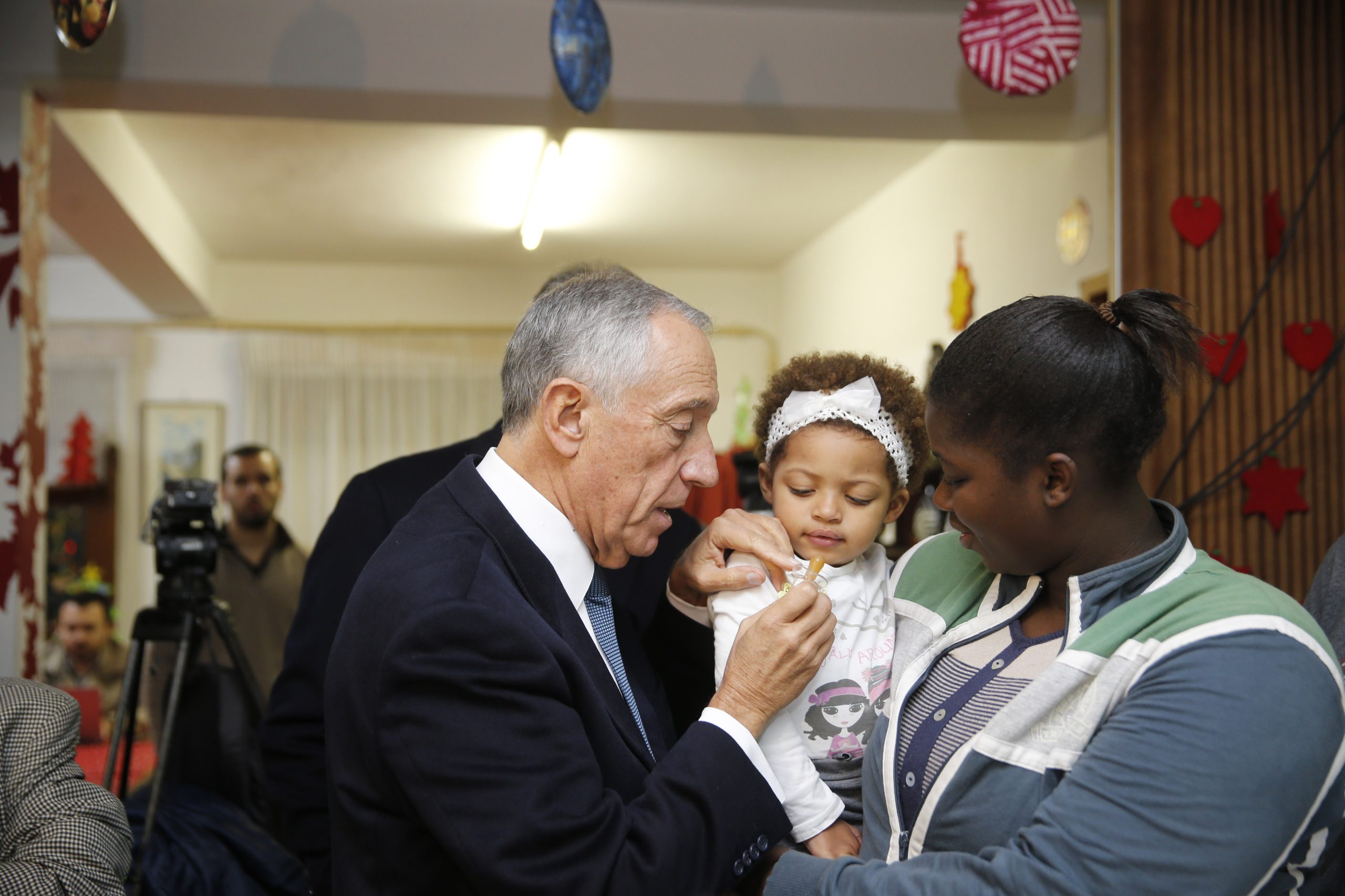 2016: Afinal, a “geringonça” não caiu e o CDS sobreviveu sem Portas. Adeus, Cavaco. Bem-vindo, “Presidente dos Afetos”