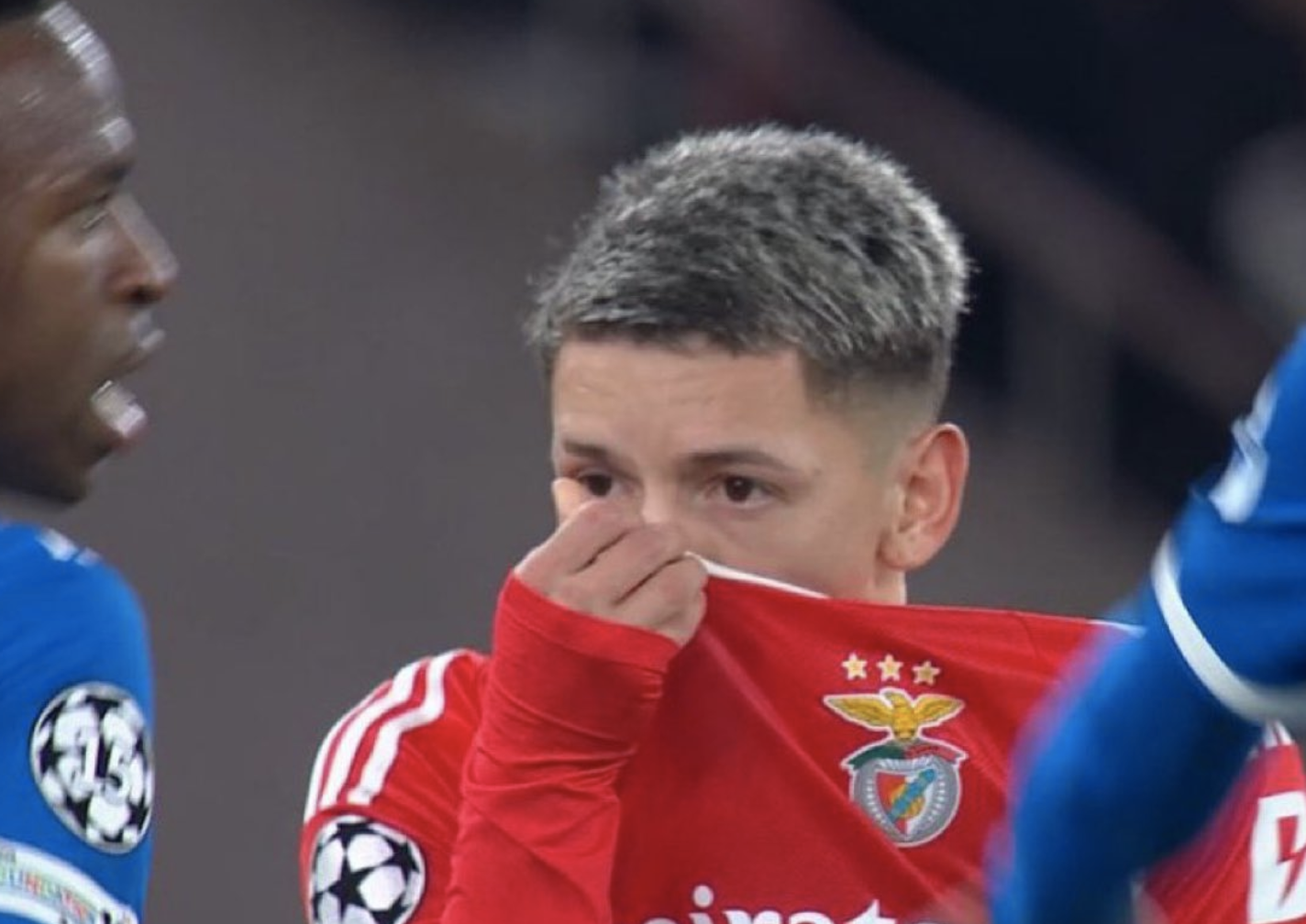Prestianni suspenso seis jogos pela UEFA por linguagem homofóbica dirigida a Vinícius Júnior