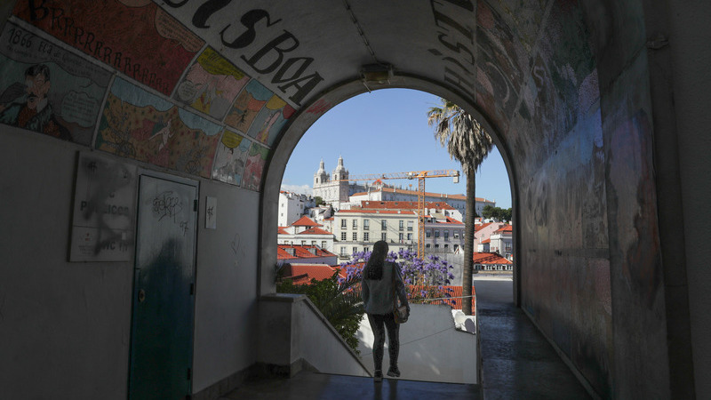 “O pouco que temos está a acabar”. Comerciantes de Alfama reclamam apoios e dizem que bairro “já não é o mesmo”