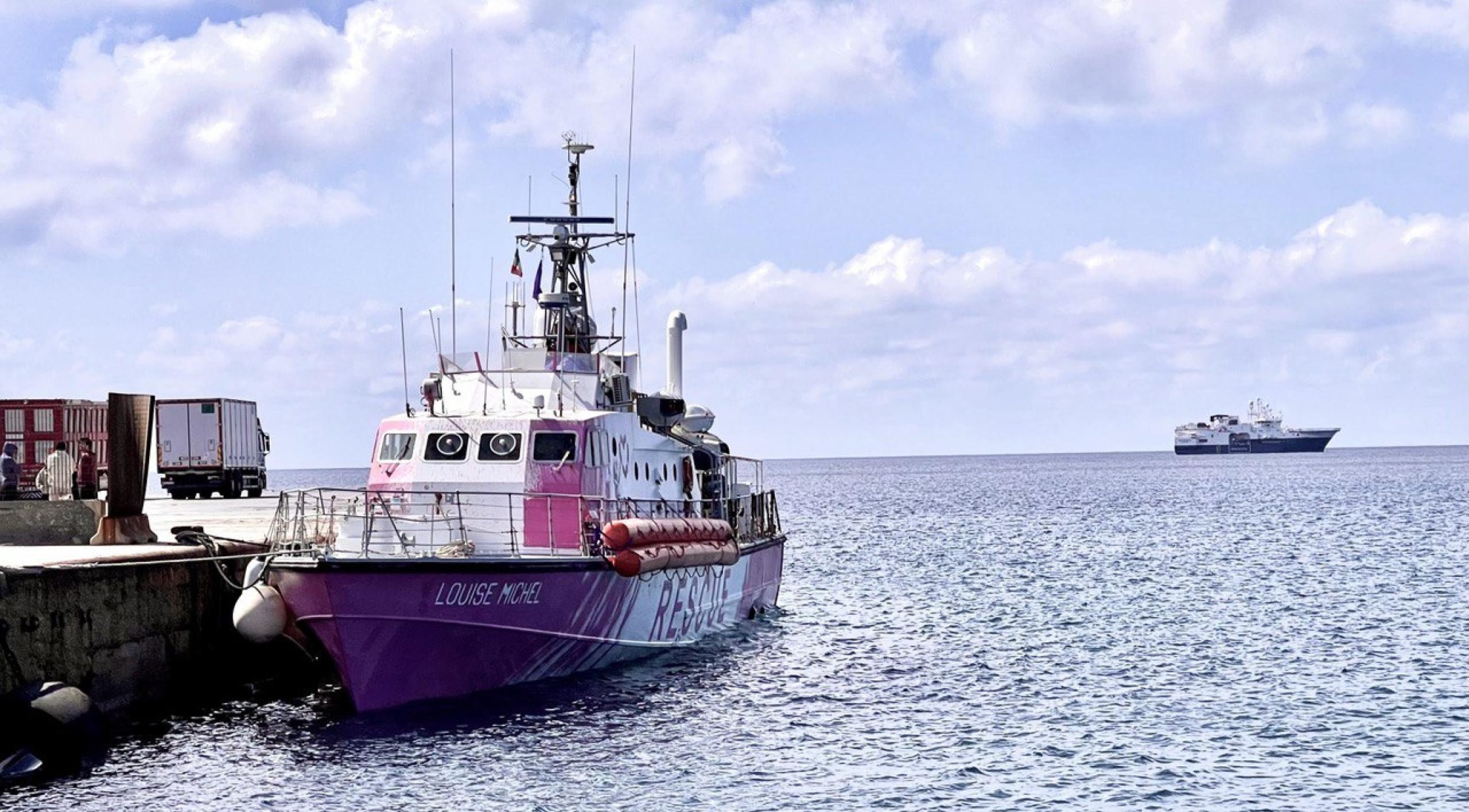 Barco de salvamento de migrantes financiado por Banksy retido em Itália depois de resgatar 37 pessoas