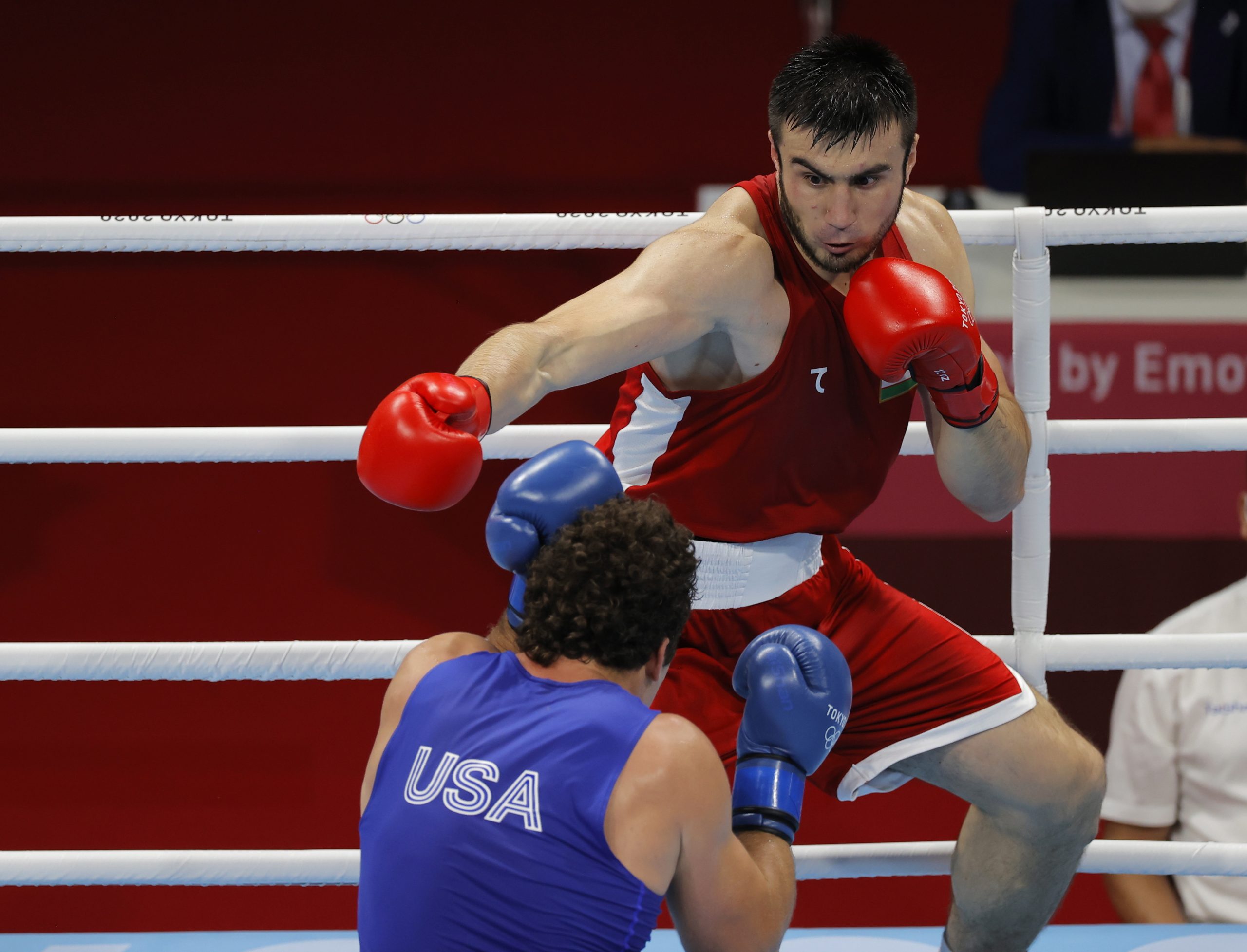 Uzbeque Bakhodir Jalolov com o ouro super-pesado no pugilismo