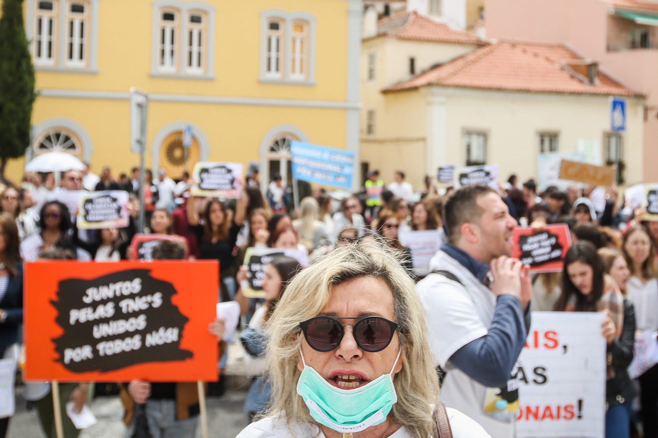 Profissionais e estudantes de terapias não convencionais exigem direitos iguais