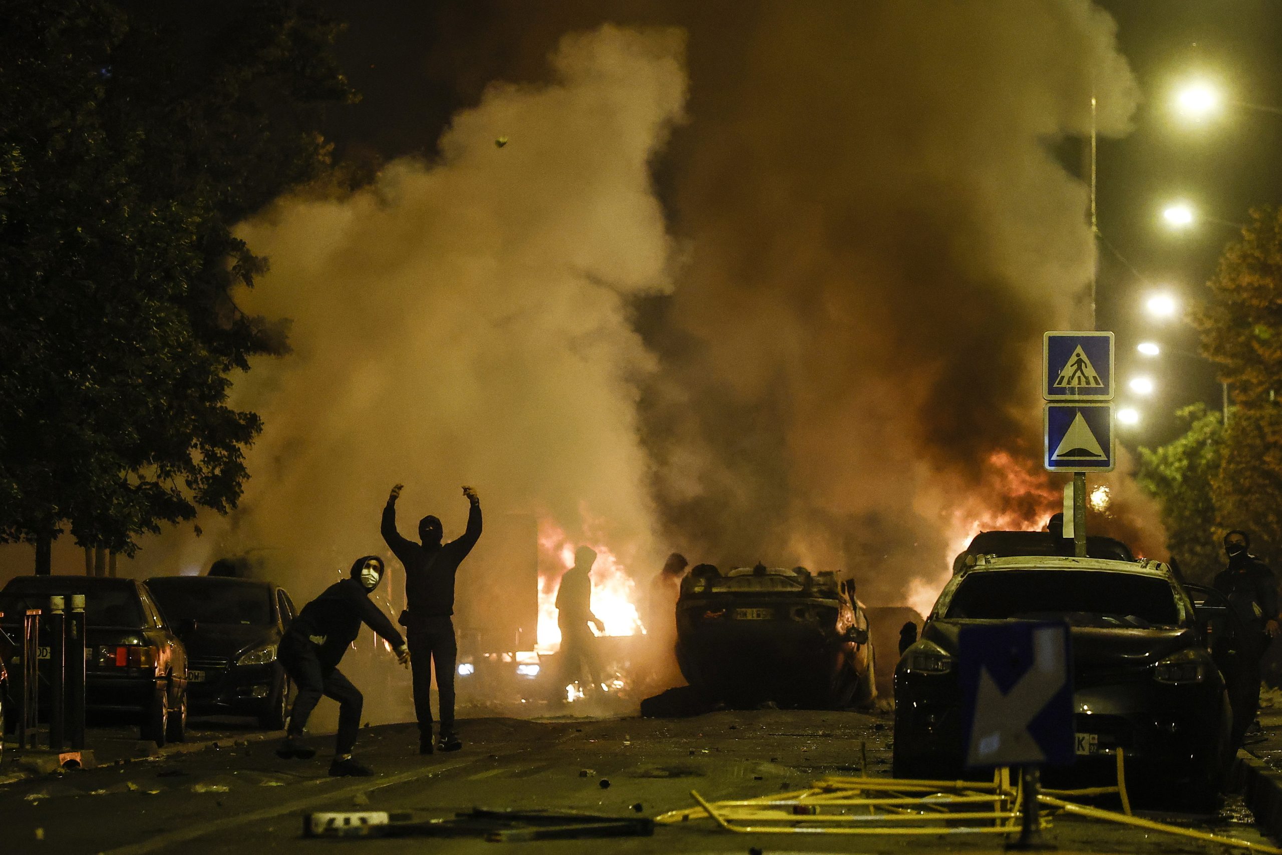 Mais de 2.500 edifícios e 12 mil carros incendiados durante tumultos em França