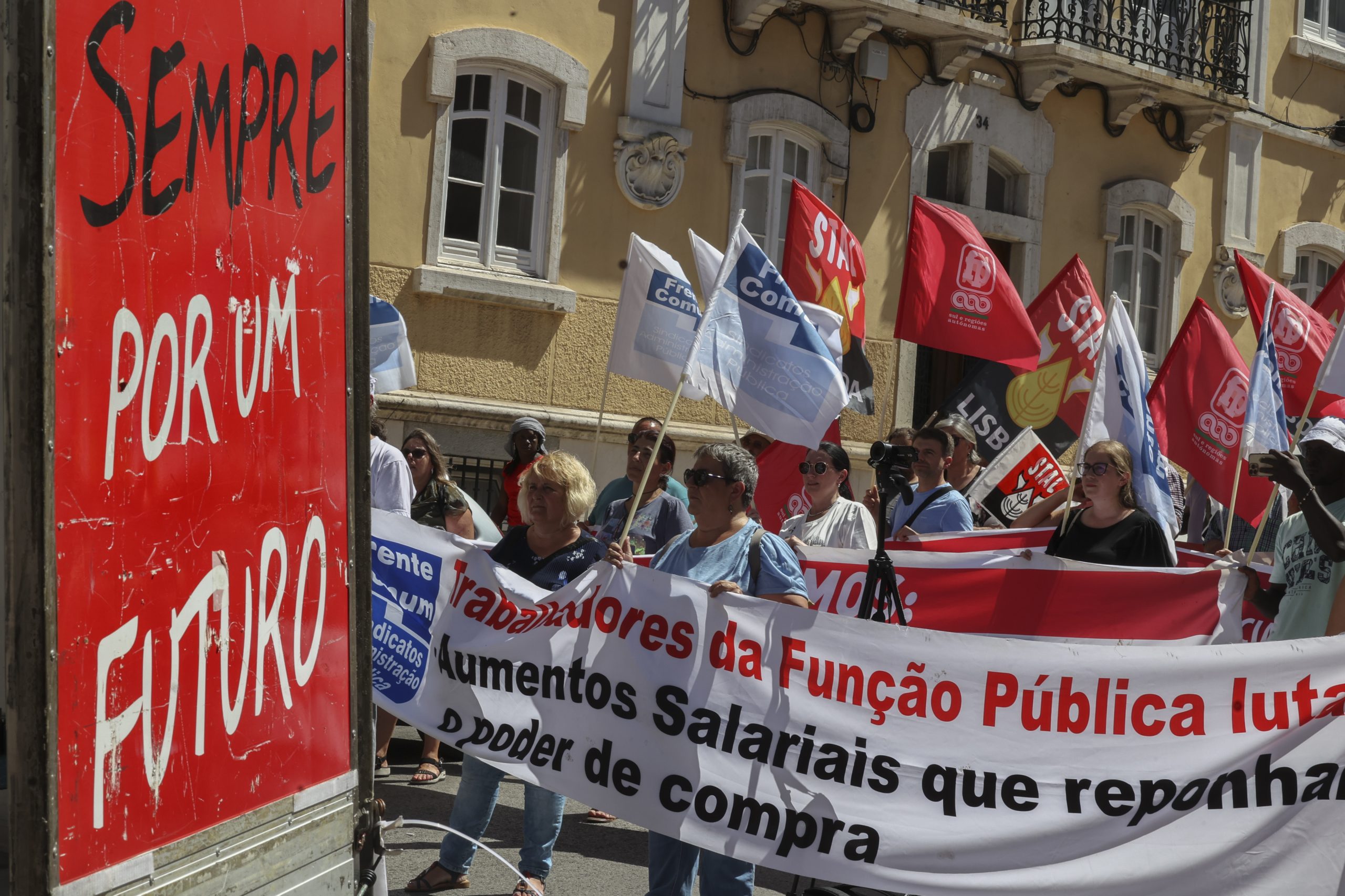 Algumas centenas pedem em Lisboa melhores condições para função pública