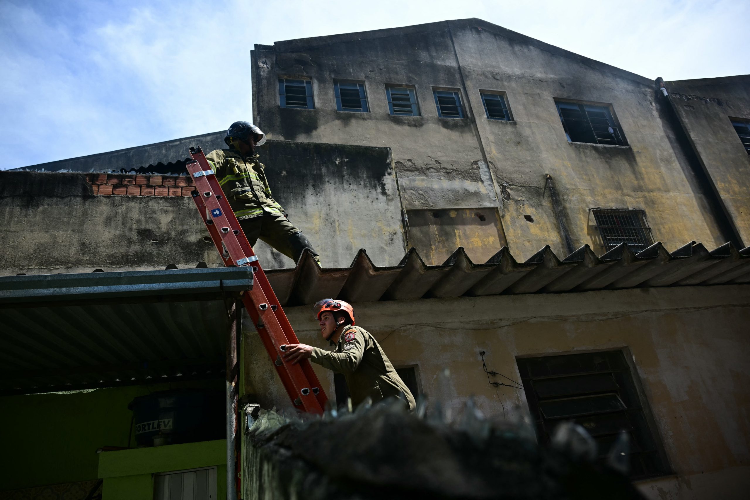 Morreu uma das vítimas de incêndio em fábrica de fatos de Carnaval no Rio de Janeiro
