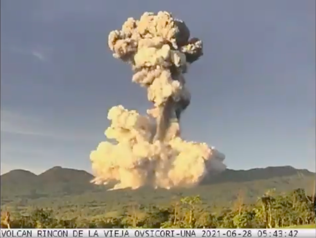 Erupção de vulcão na Costa Rica gera coluna de fumo de 2 km de altura