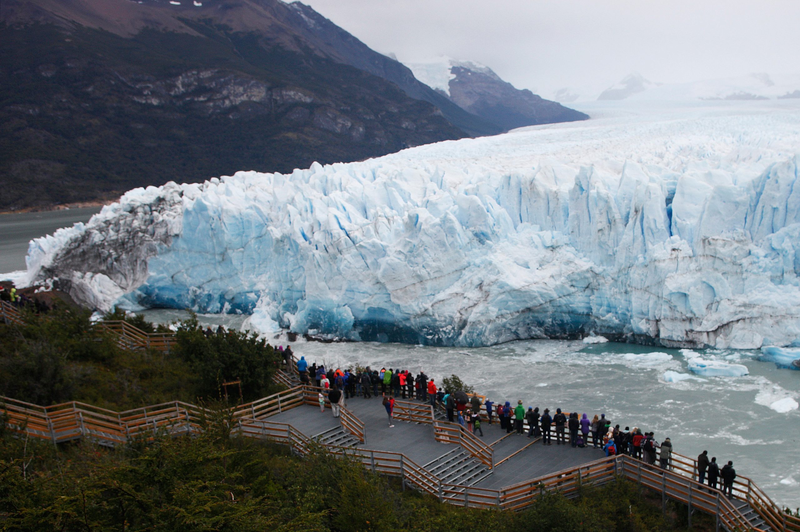 Fenómeno raro de rutura de arco de gelo em glaciar da Patagónia atrai milhares de turistas