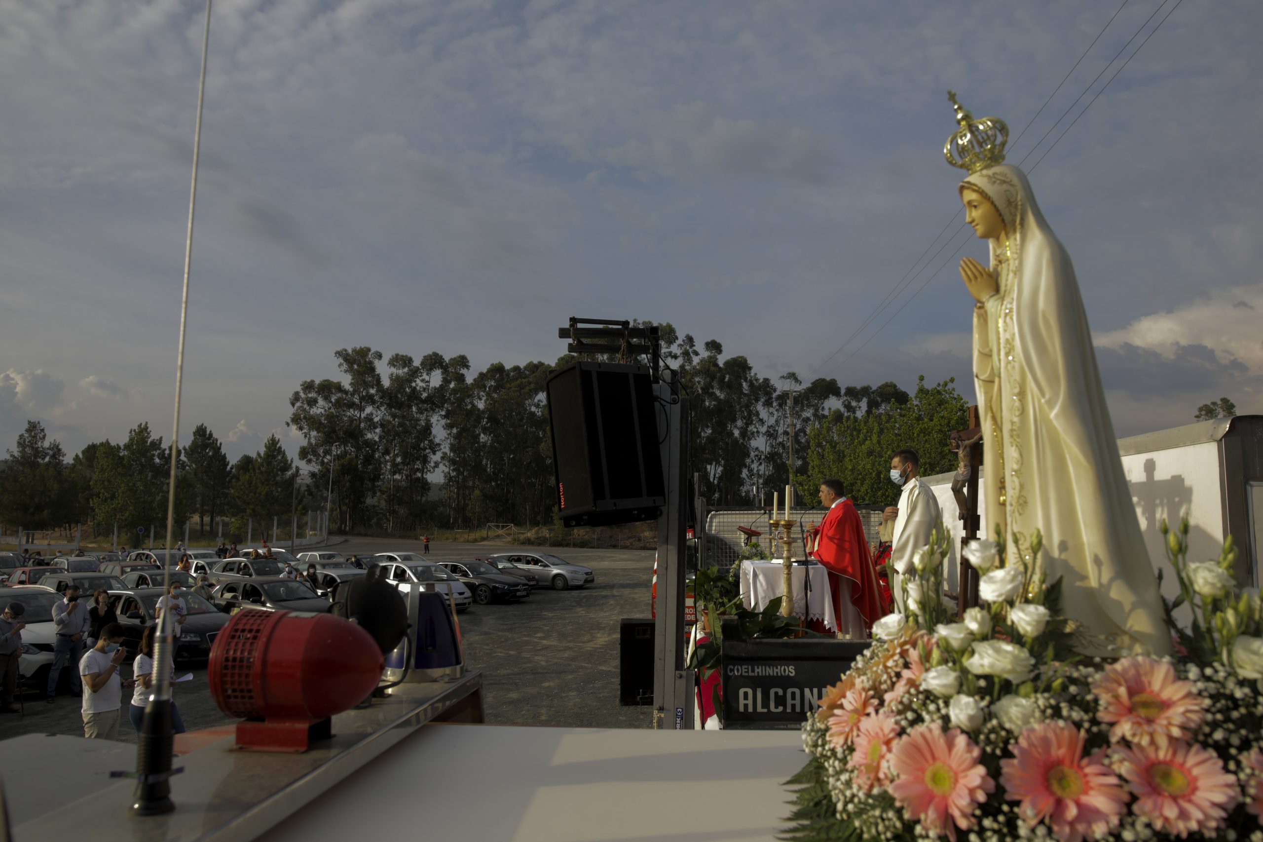 Largo de Alcanede foi transformado em “catedral” para missa acompanhada dentro do carro