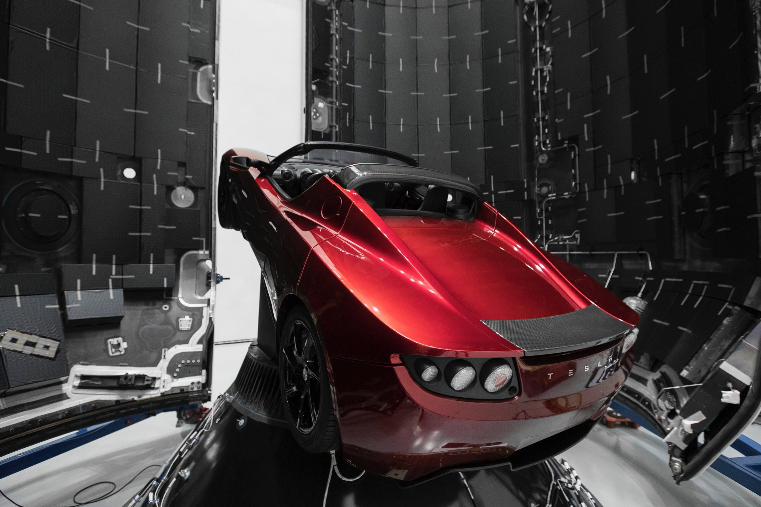 Foguetão Falcon Heavy parte para o espaço com um Tesla a bordo