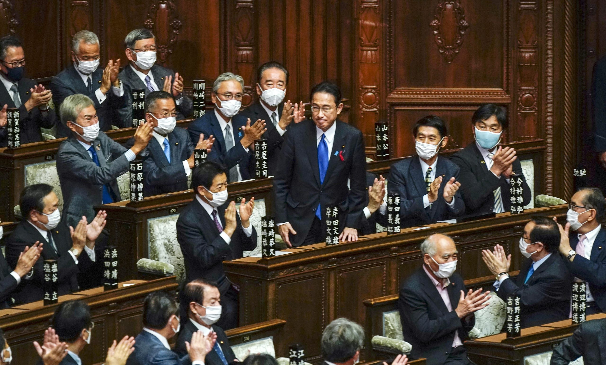 Fumio Kishida toma posse como novo primeiro-ministro do Japão