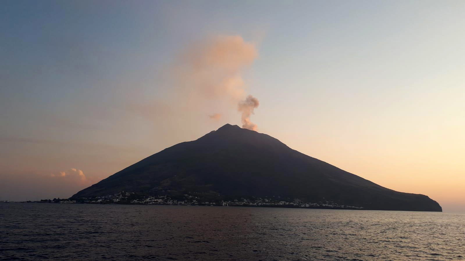 Vulcão Stromboli voltou a entrar em erupção