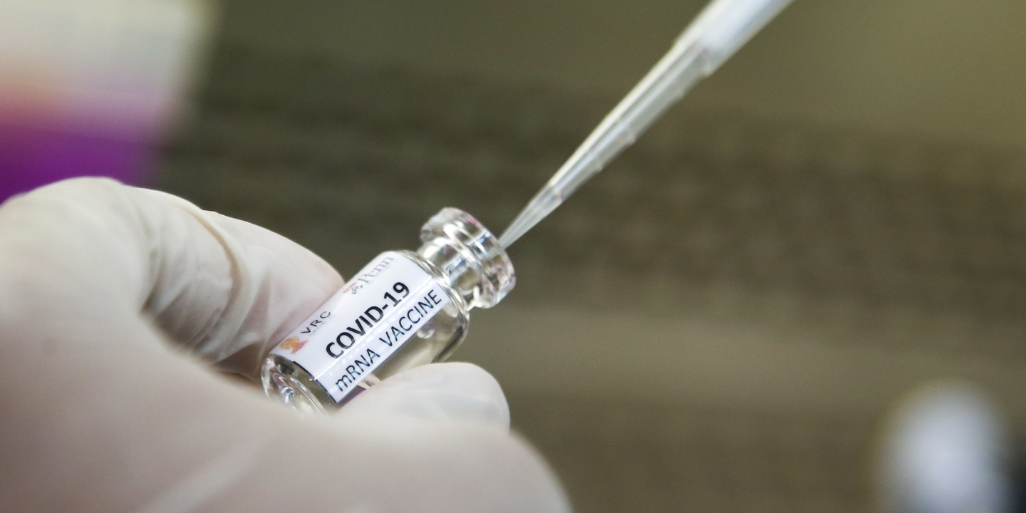Covid-19: Vacina de Oxford tem eficácia de 70% na prevenção da doença