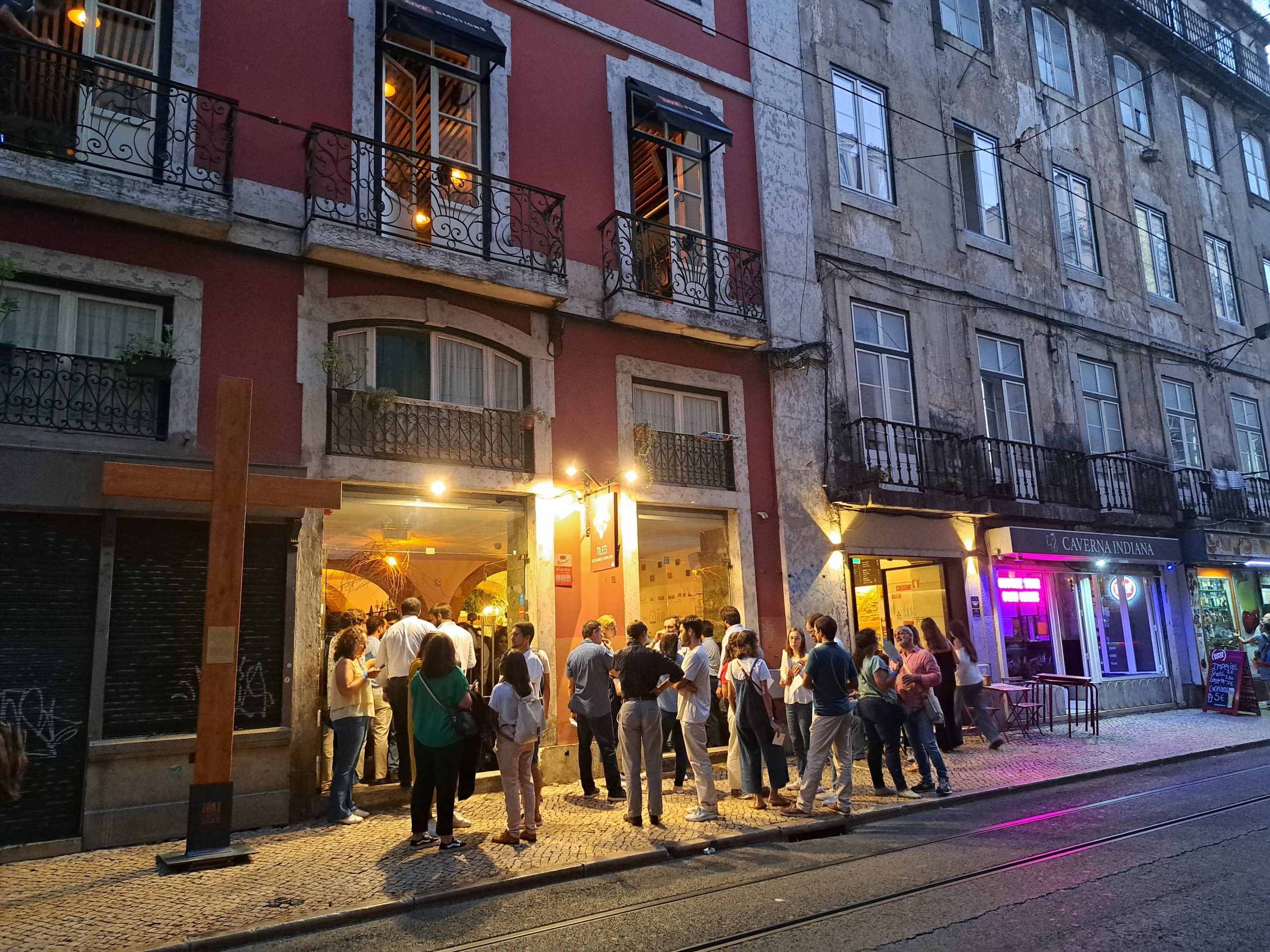 “Esta é a hora dos jovens”. E o Patriarcado de Lisboa foi ao seu encontro num bar e de copo na mão