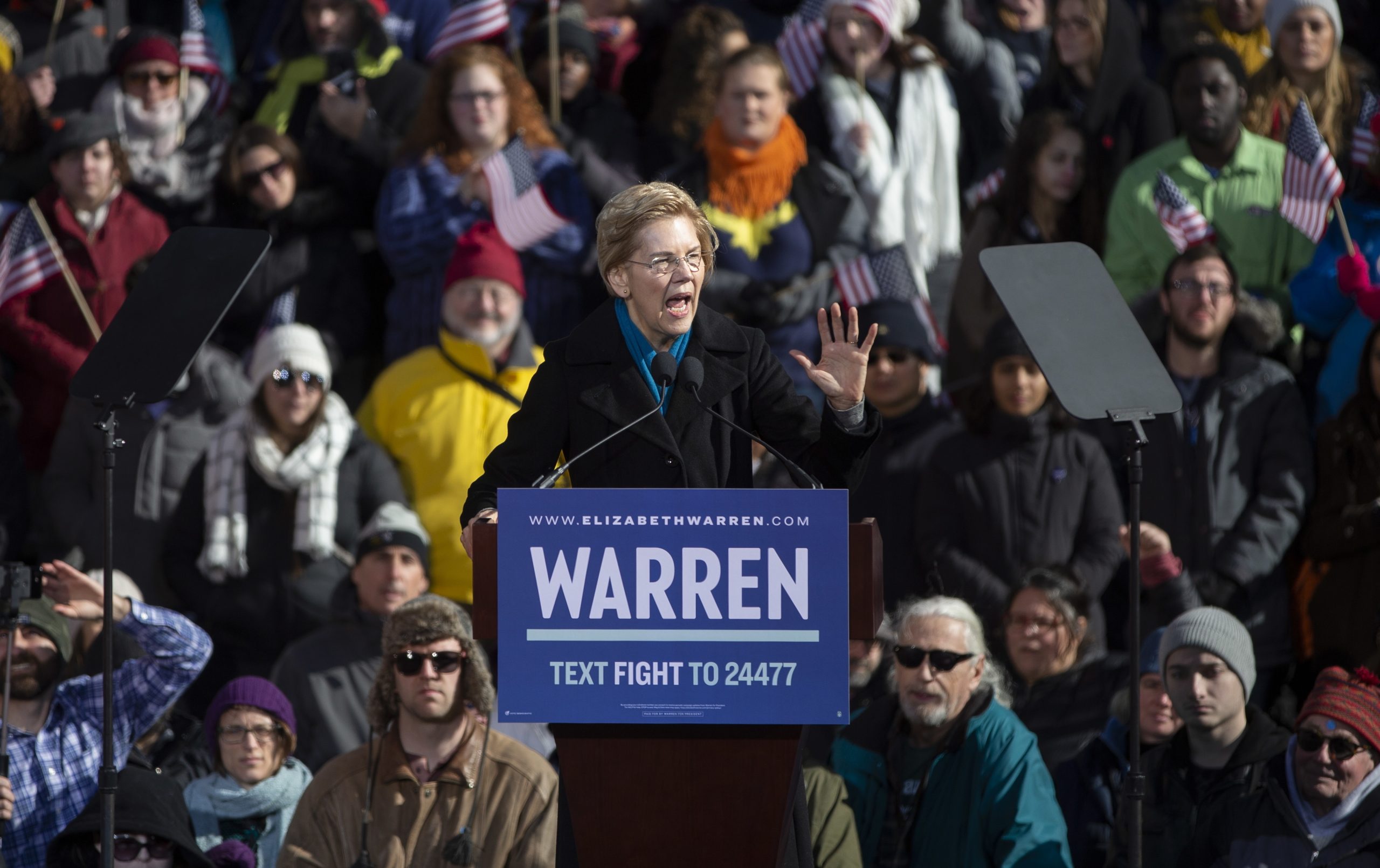 Senadora democrata Elizabeth Warren desafia polémica sobre origens e candidata-se à Casa Branca