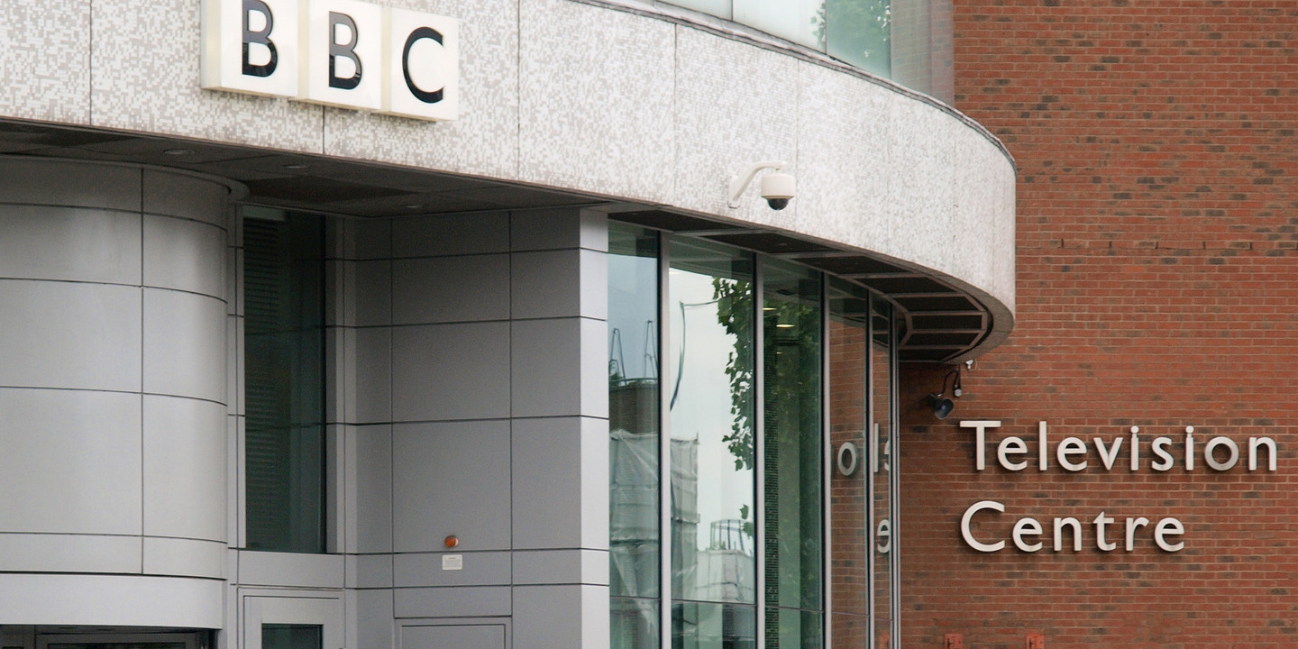 Para proteger os repórteres de penas de prisão, a BBC suspendeu o seu serviço de jornalismo na Rússia