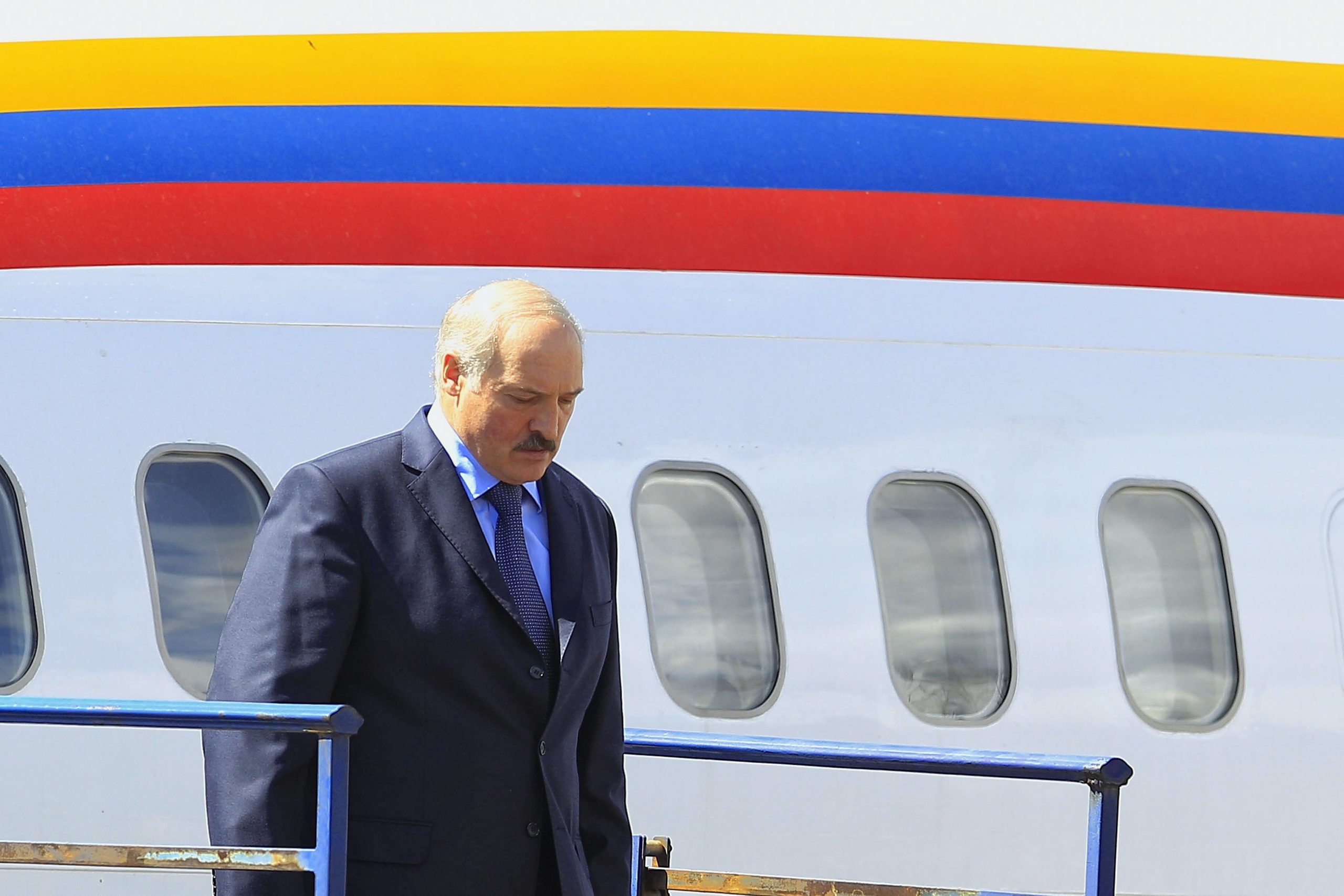 Presidente da Bielorrússia indulta 32 presos políticos