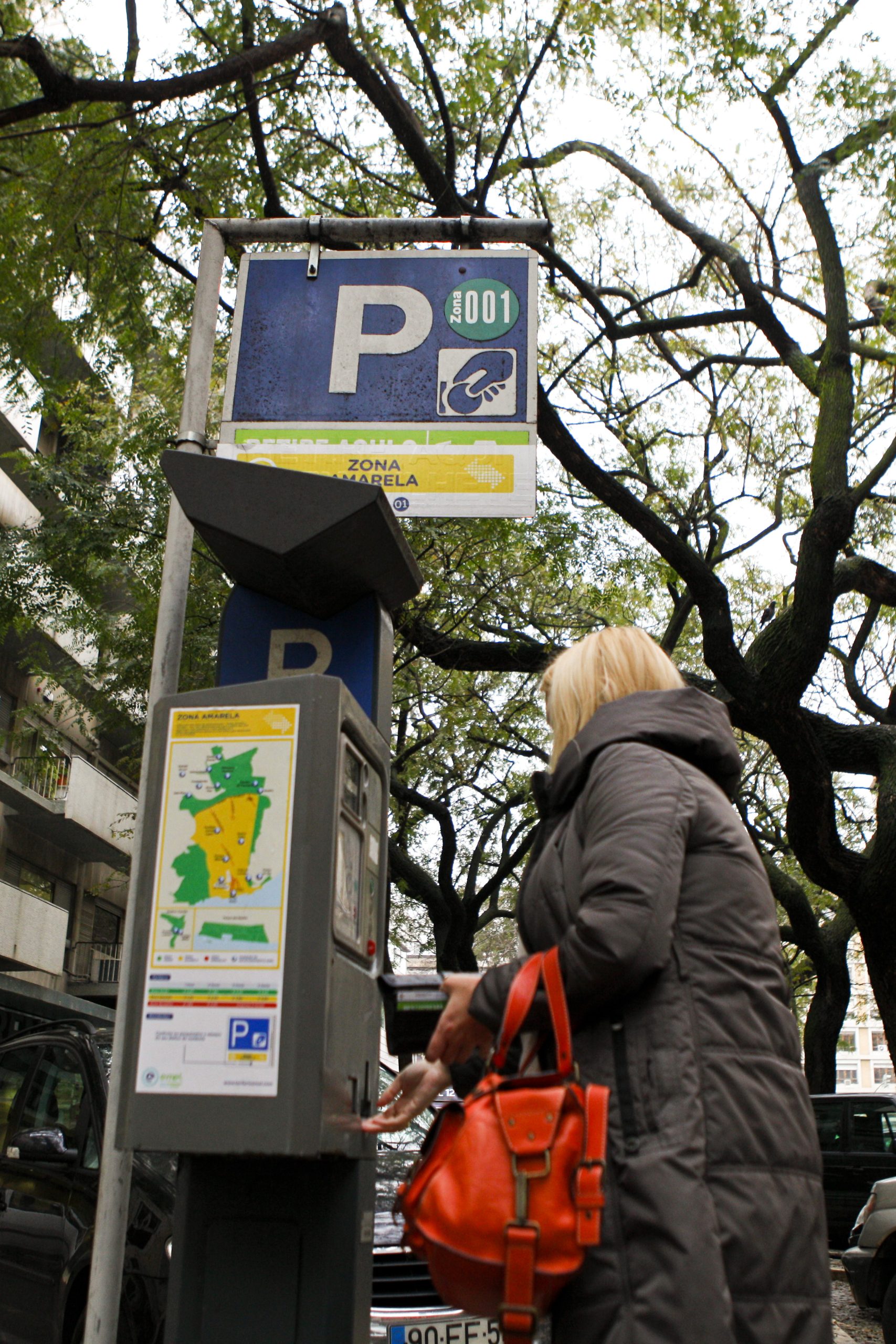 Legalidade da retoma da cobrança de estacionamento e fiscalização em Lisboa questionada