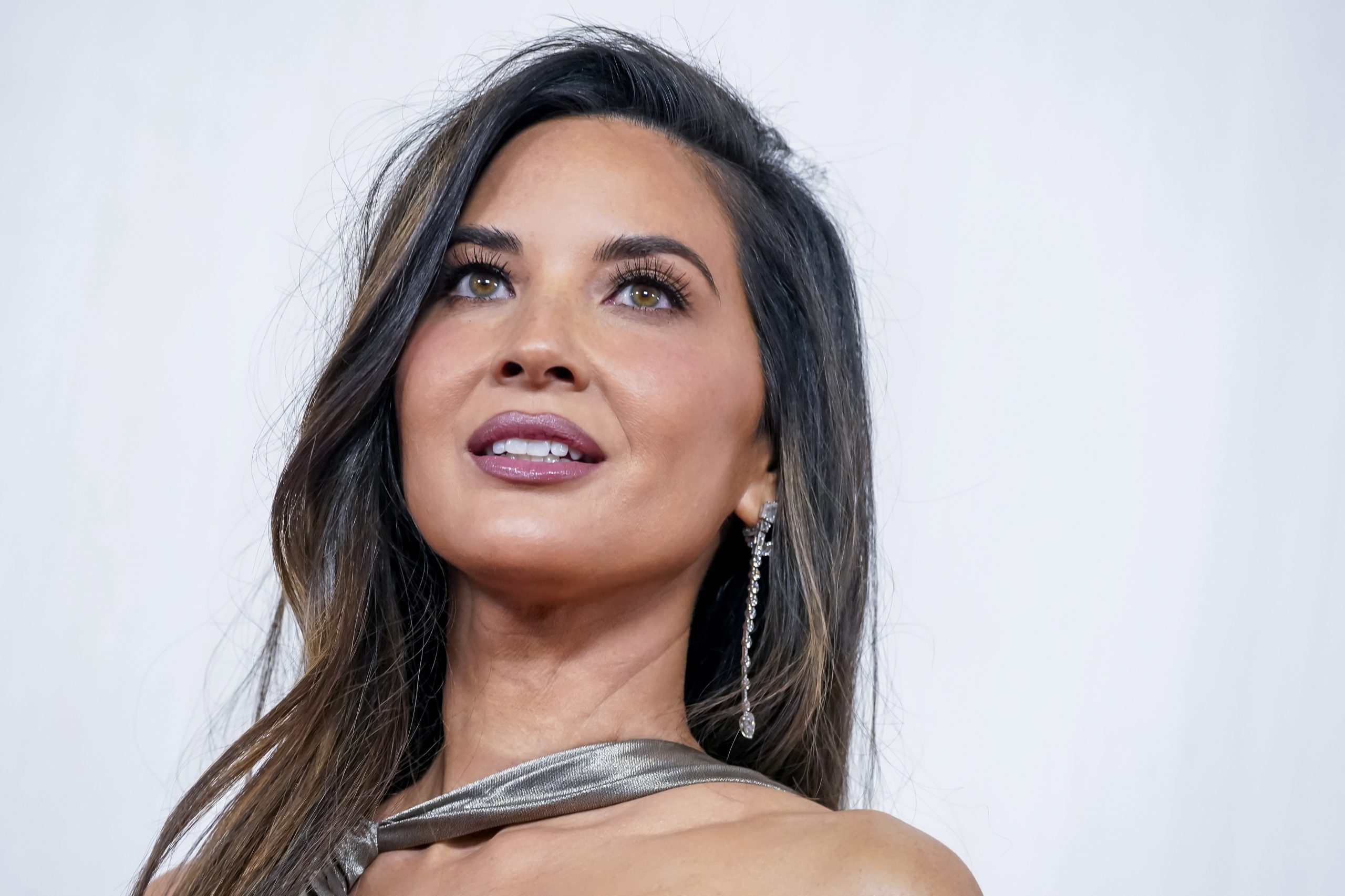 “É a prova de quanto eu lutei”. Atriz Olivia Munn mostra cicatrizes da sua mastectomia em campanha de sensibilização contra o cancro da mama