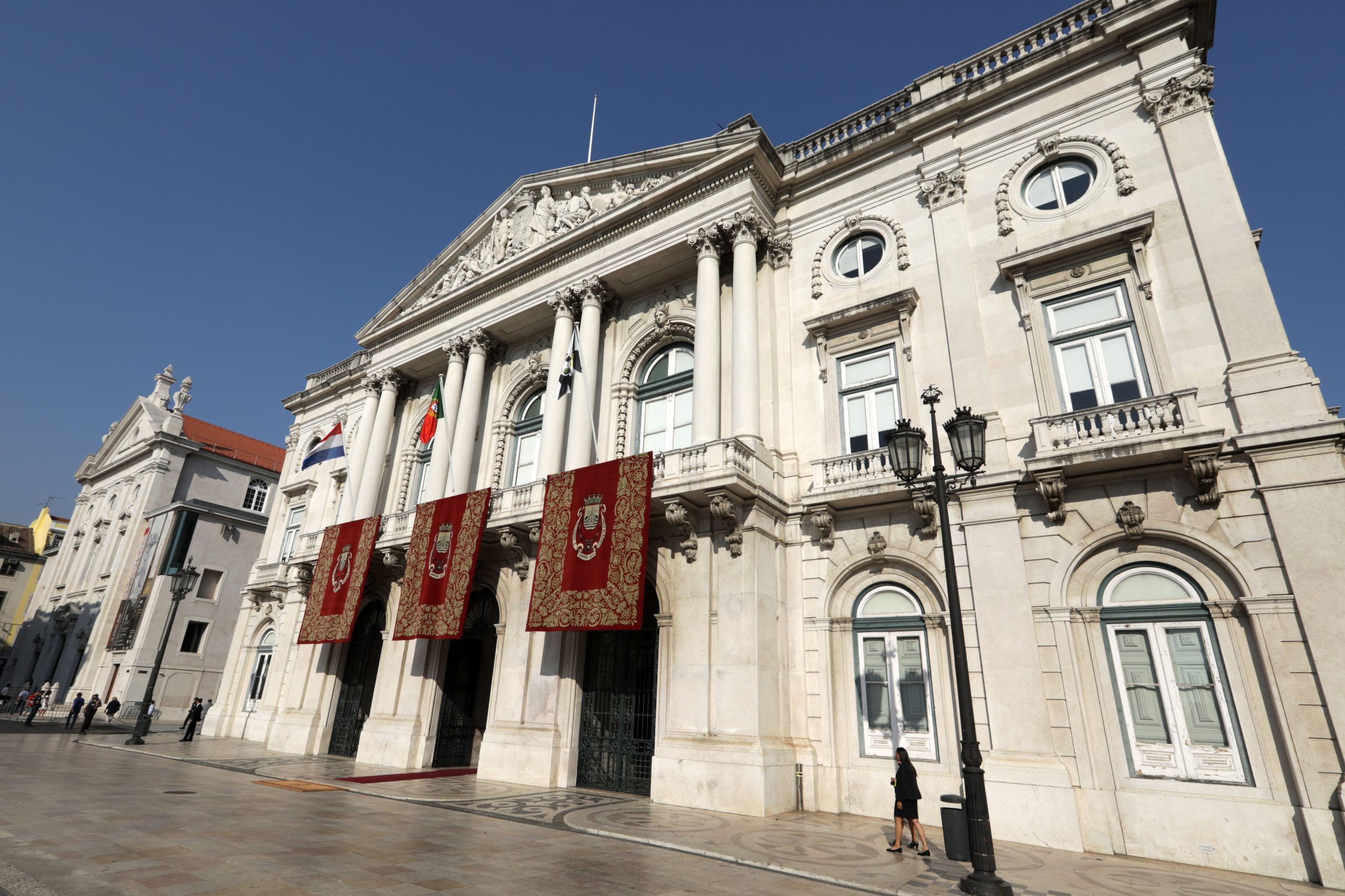 Câmara de Lisboa quer JCDecaux a explorar publicidade após polémica mas CDS está contra
