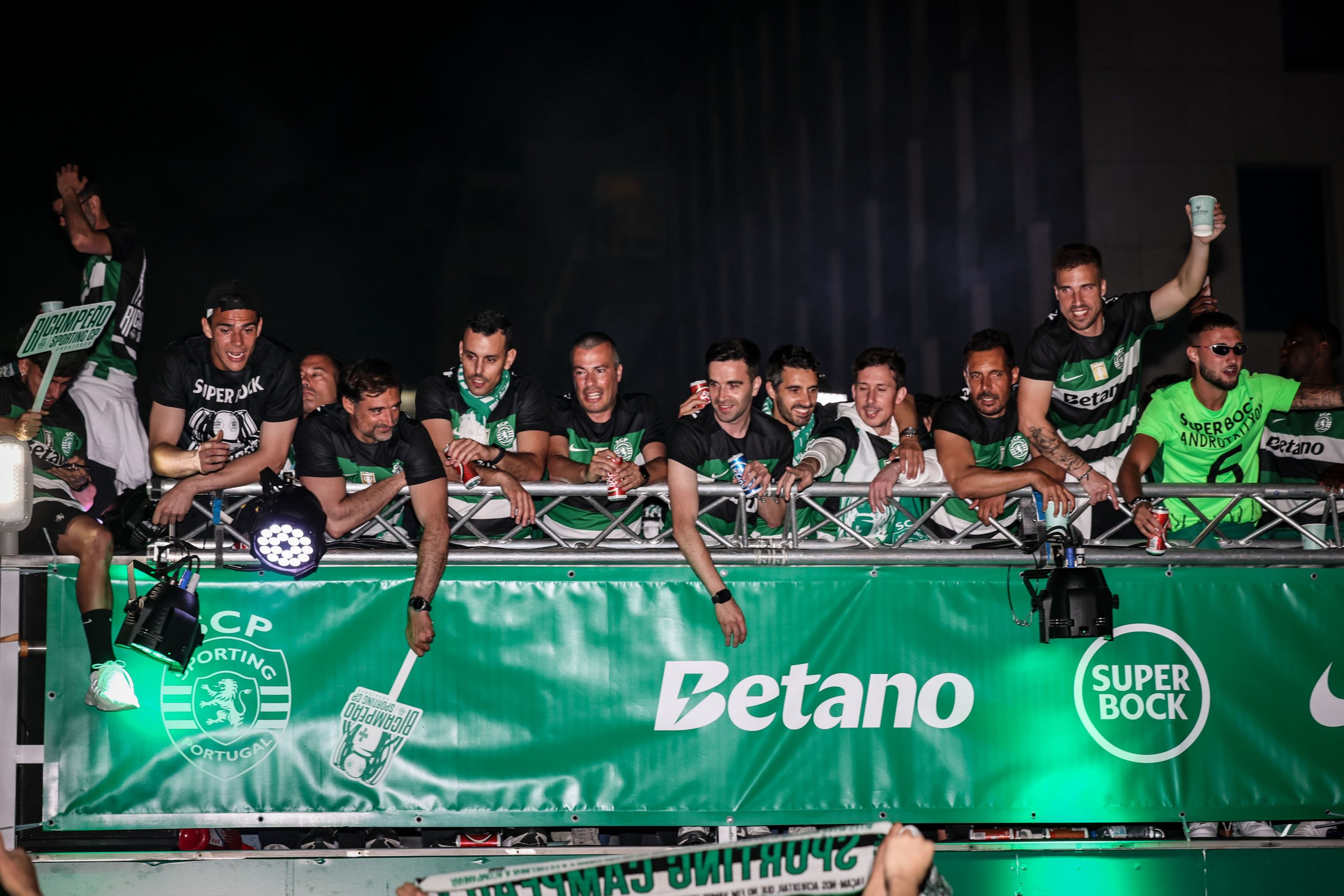Sporting festejou o que há 70 anos não festejava. As imagens de uma festa que durou noite fora