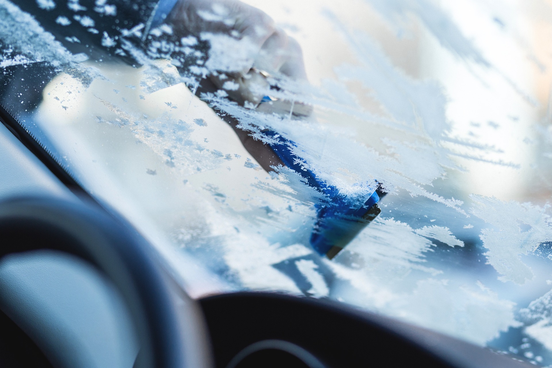 Vidros do carro congelados no inverno? Há forma de não voltar a acontecer