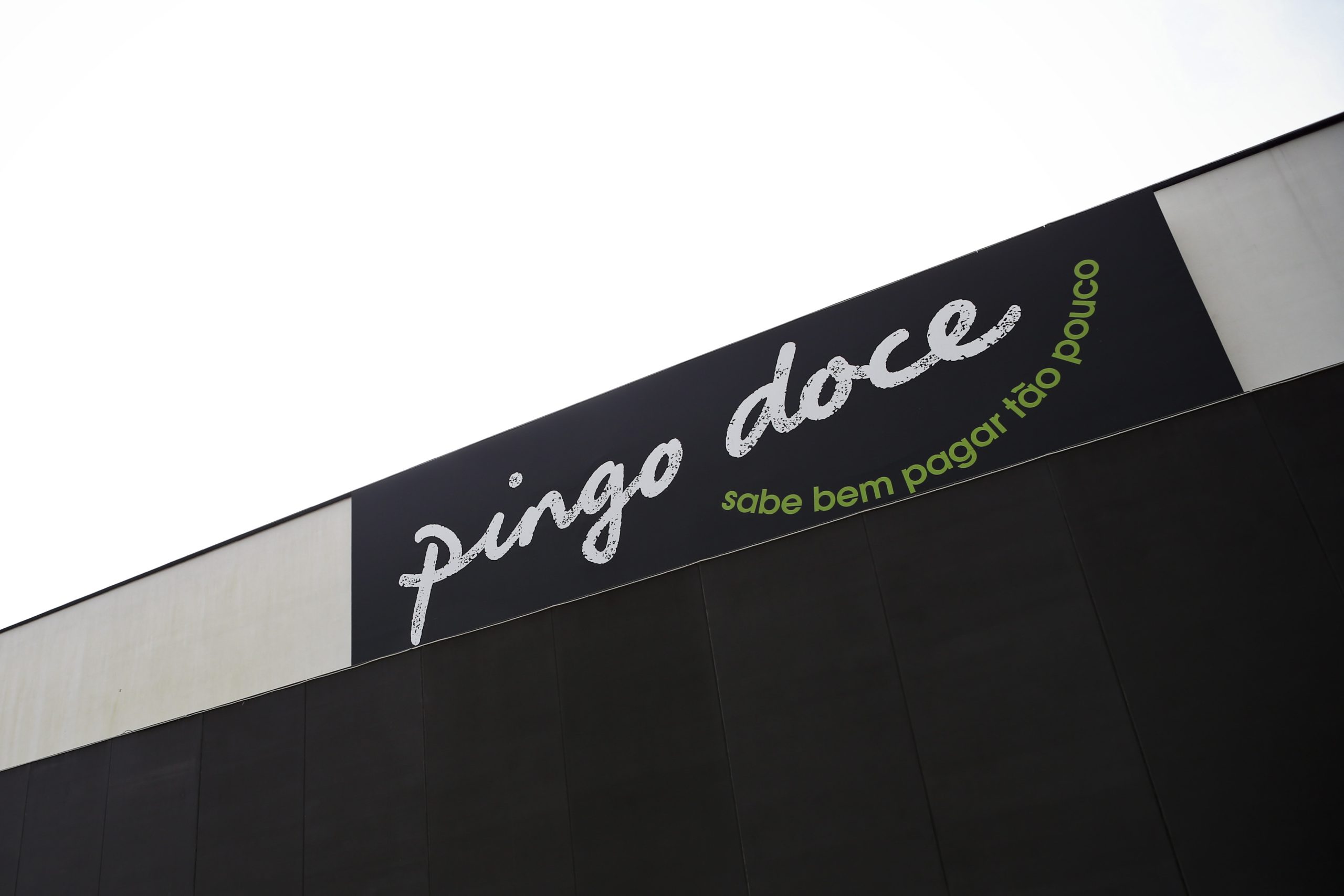 Pingo Doce, Modelo Continente e Auchan estão entre os seis supermercados acusados pela Concorrência de concertarem preços de bebidas