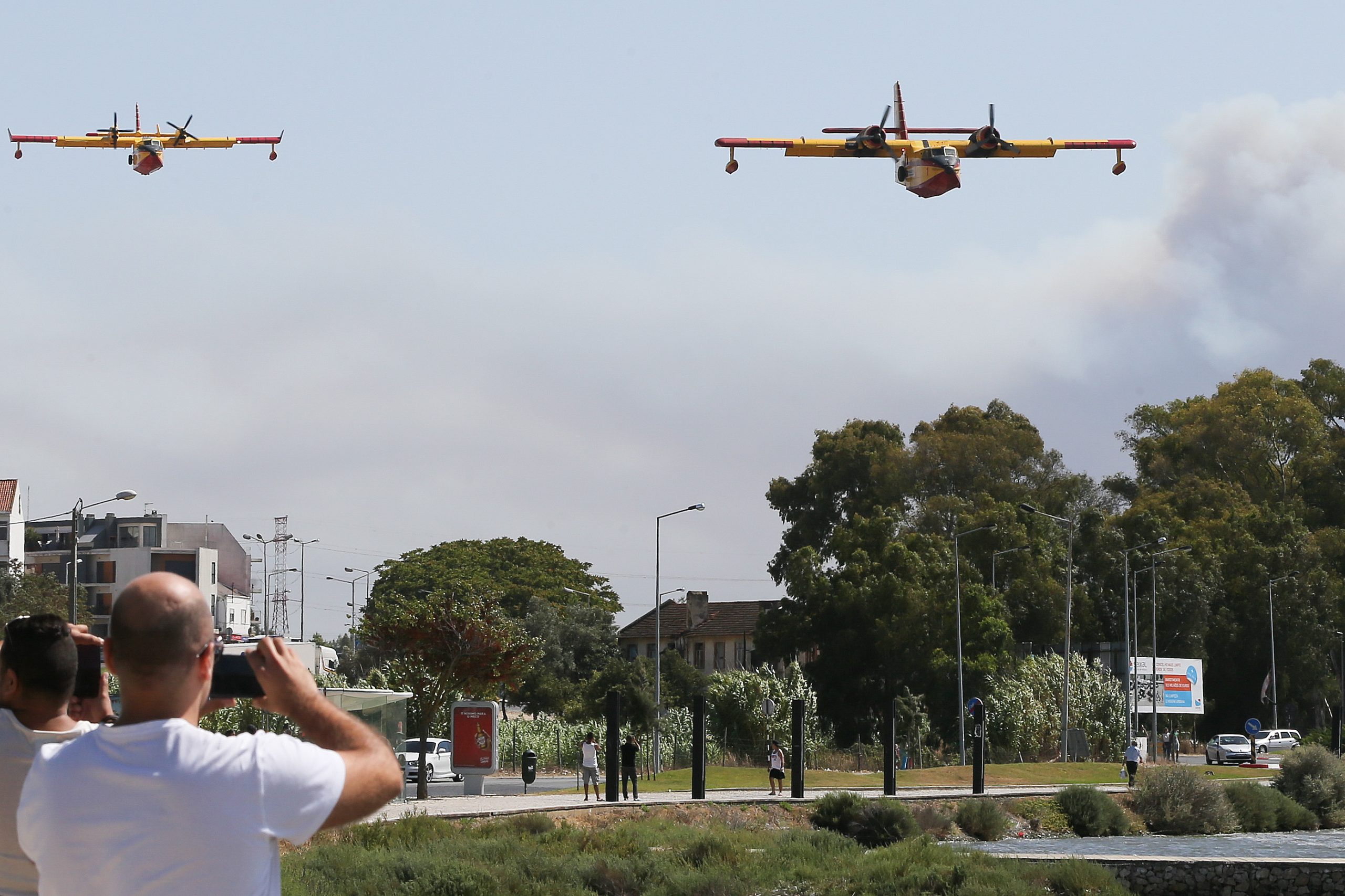Fogo em Sesimbra dominado pelos bombeiros