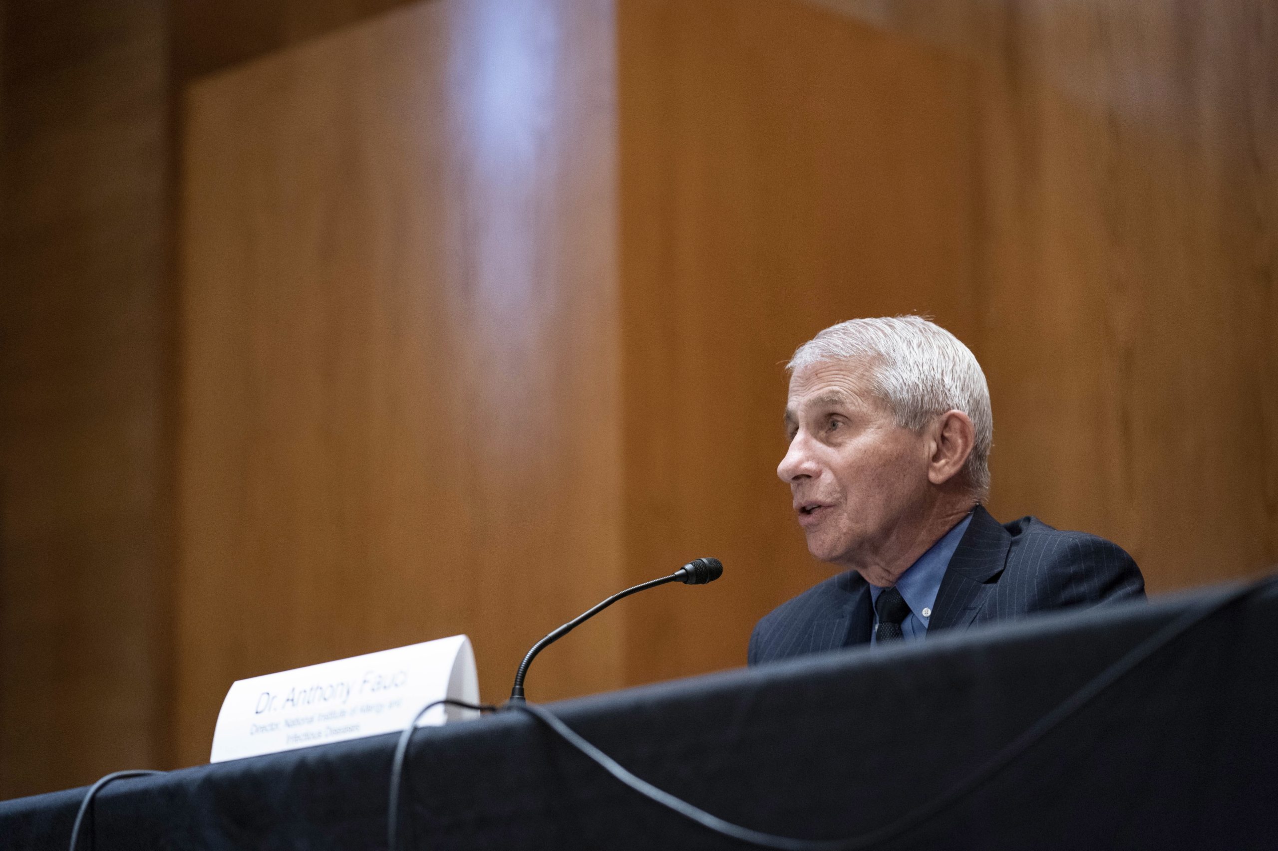 Covid-19: Fauci pede a cidadãos dos EUA que ignorem discordâncias e se vacinem