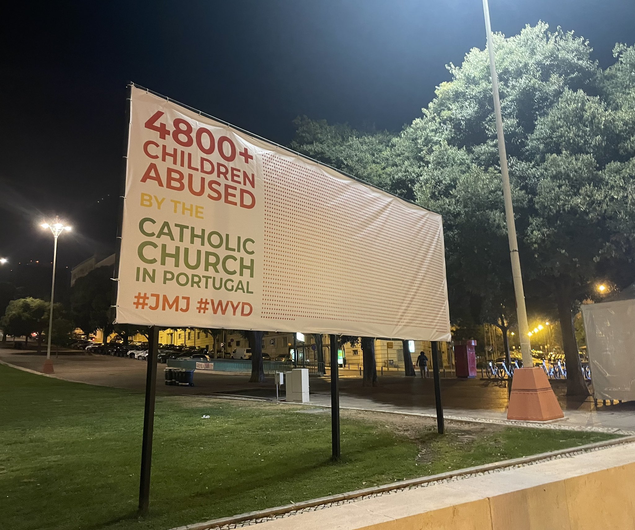Câmara de Oeiras retira cartaz dos abusos sexuais. Diz ser ilegal