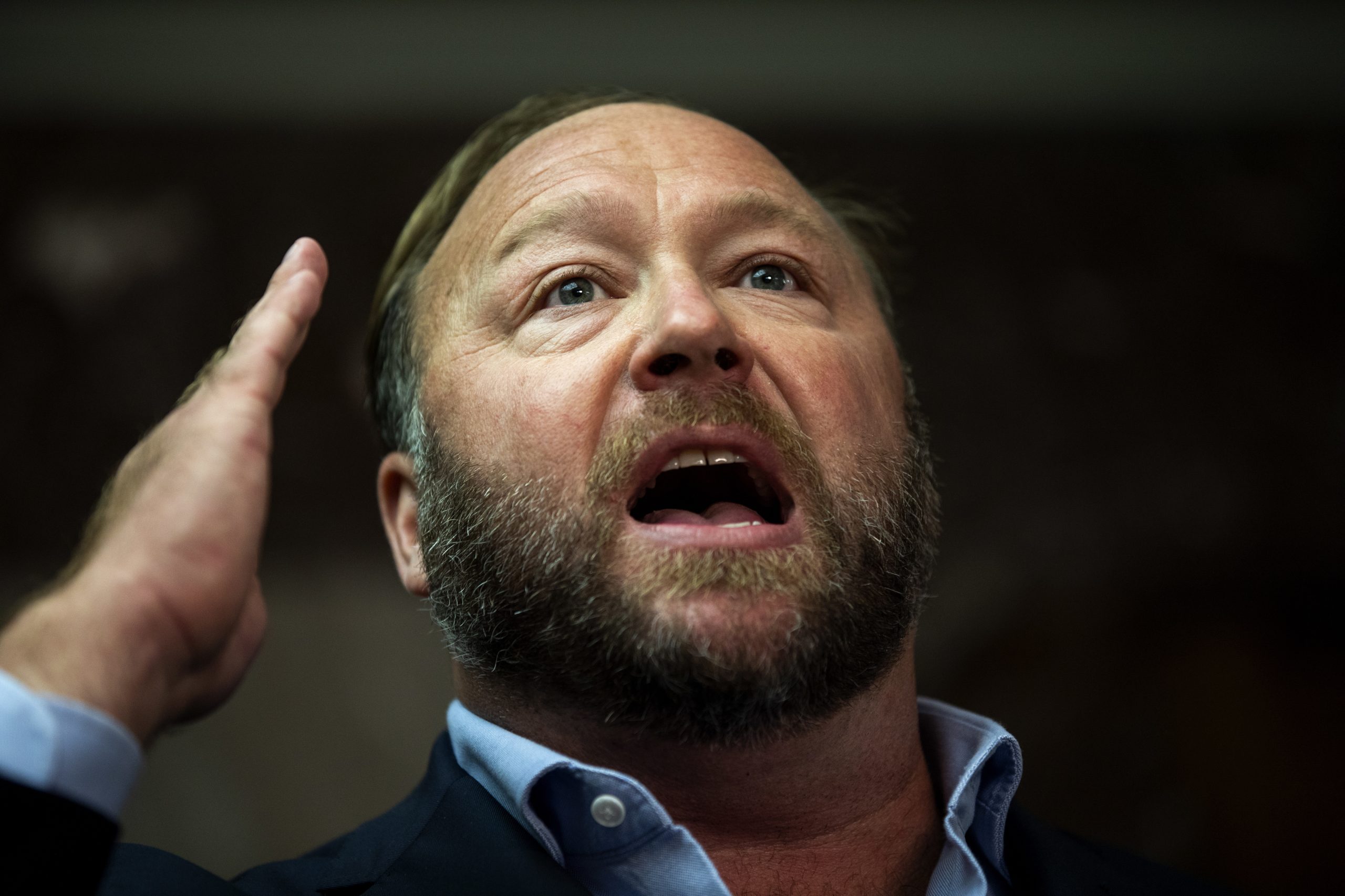 Um duro golpe para a desinformação: Conspiracionista Alex Jones obrigado a pagar 45 milhões de dólares por negar massacre de Sandy Hook