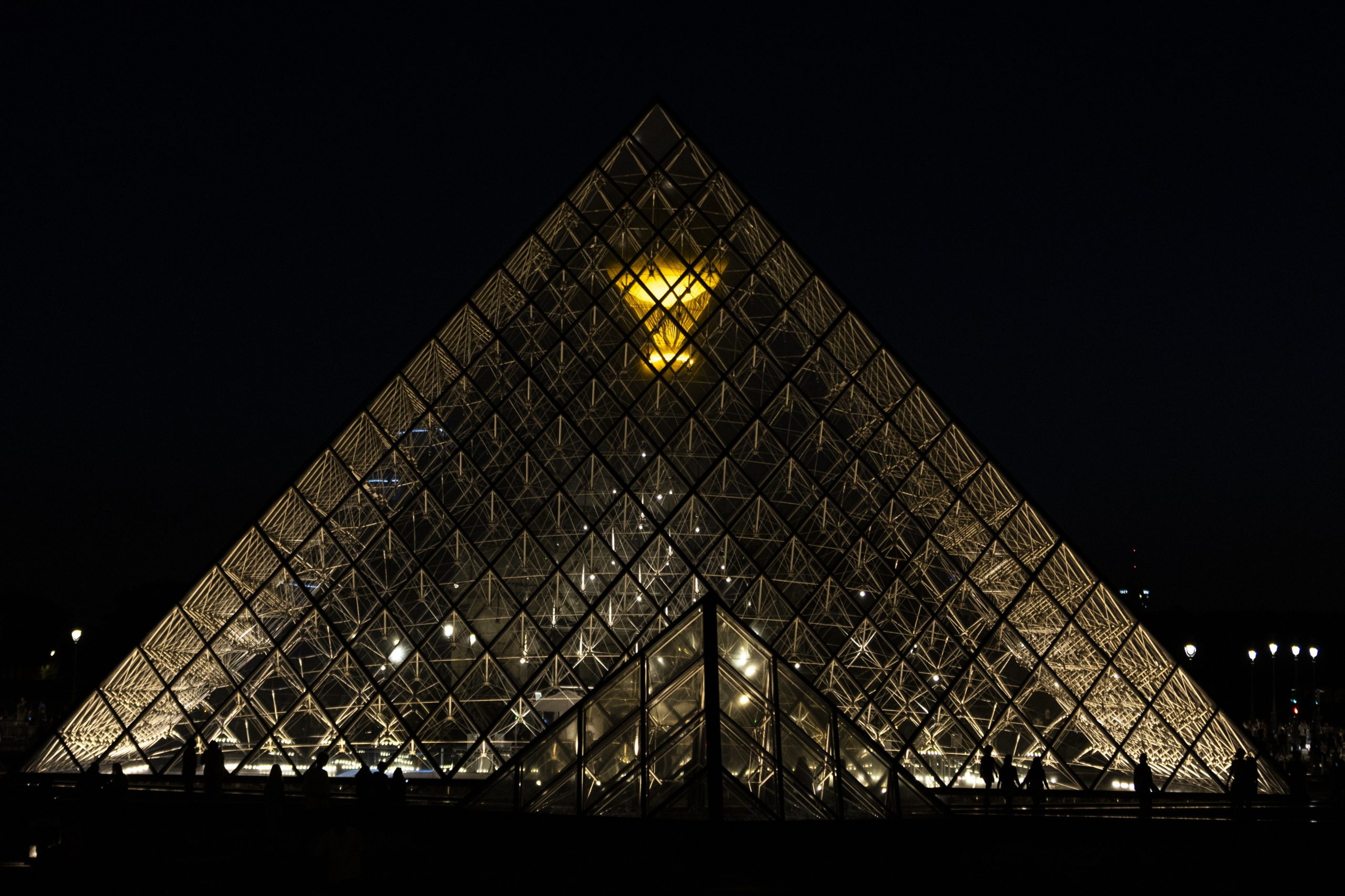 Várias jóias do Louvre transferidas para o Banco de França por segurança