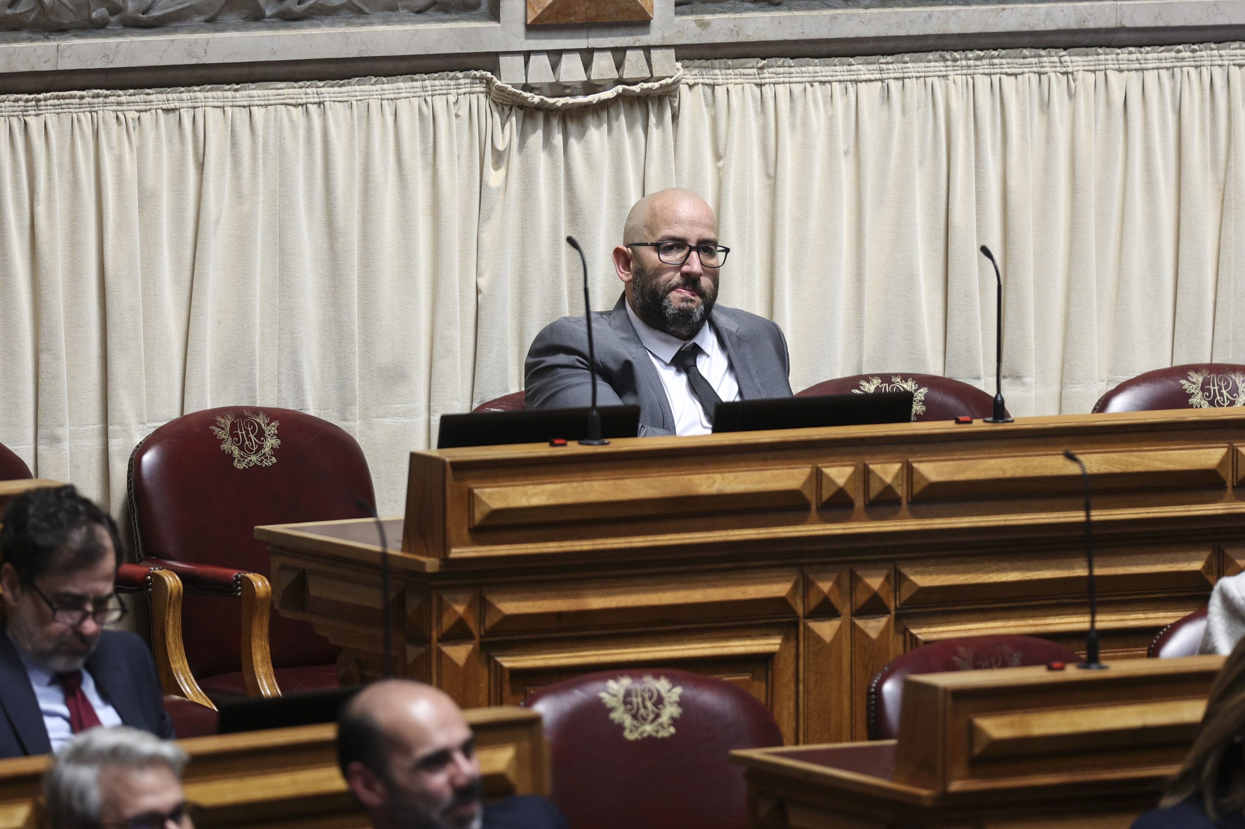 Ex-deputado do Chega acusado de 21 crimes de furto qualificado no aeroporto de Lisboa