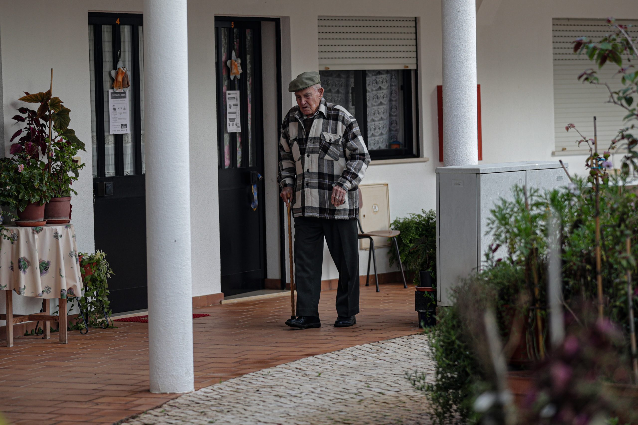 A depressão não é necessariamente maior em pessoas mais velhas que vivem sós