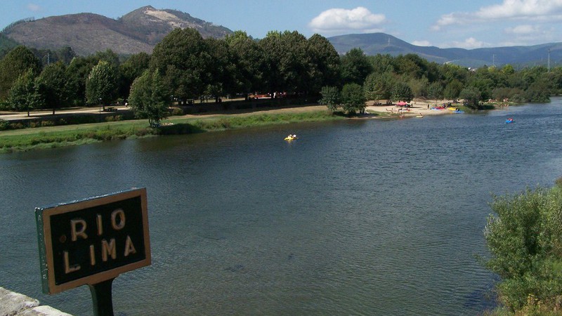 Kayak ‘plogging’: A atividade que incentiva à recolha de lixo no rio Lima