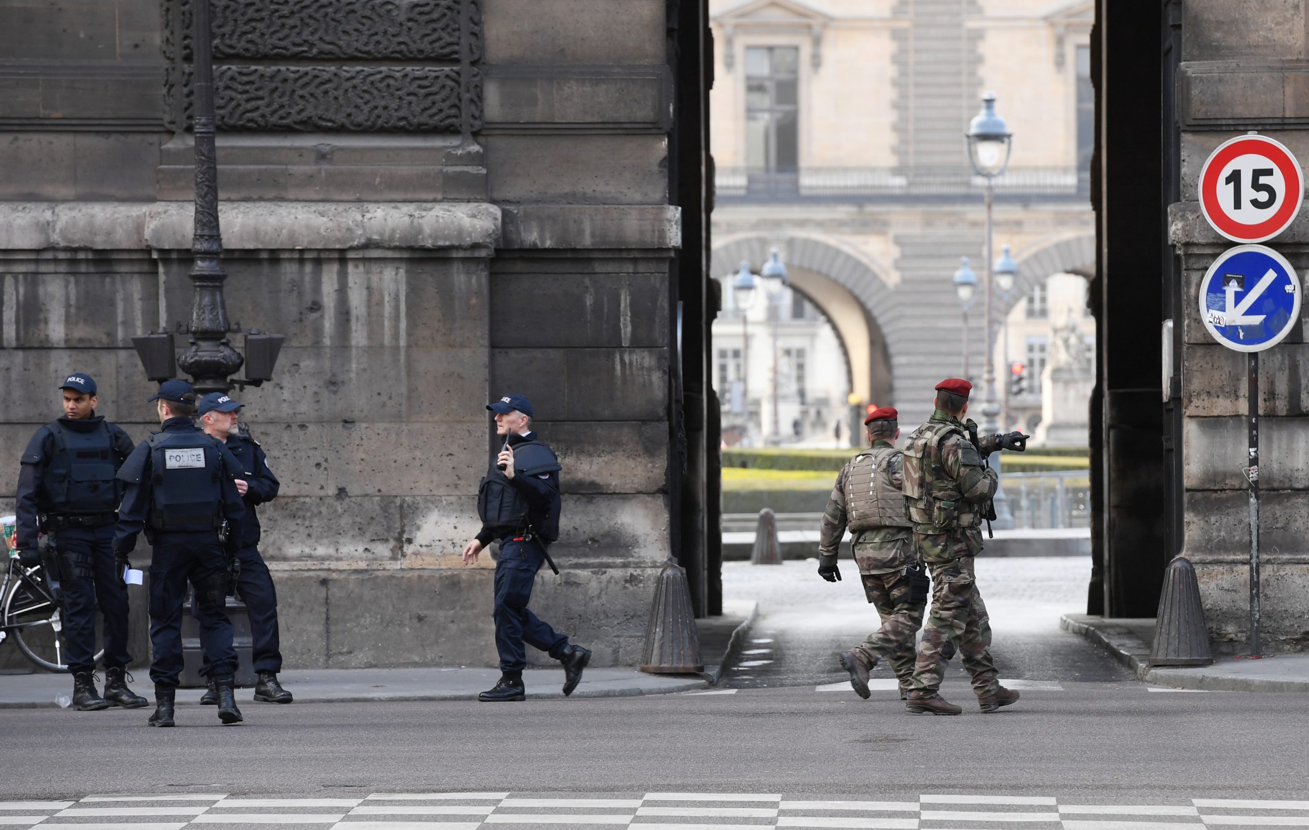 Ataque no Louvre: suspeito terá publicado no Twitter o que ia fazer