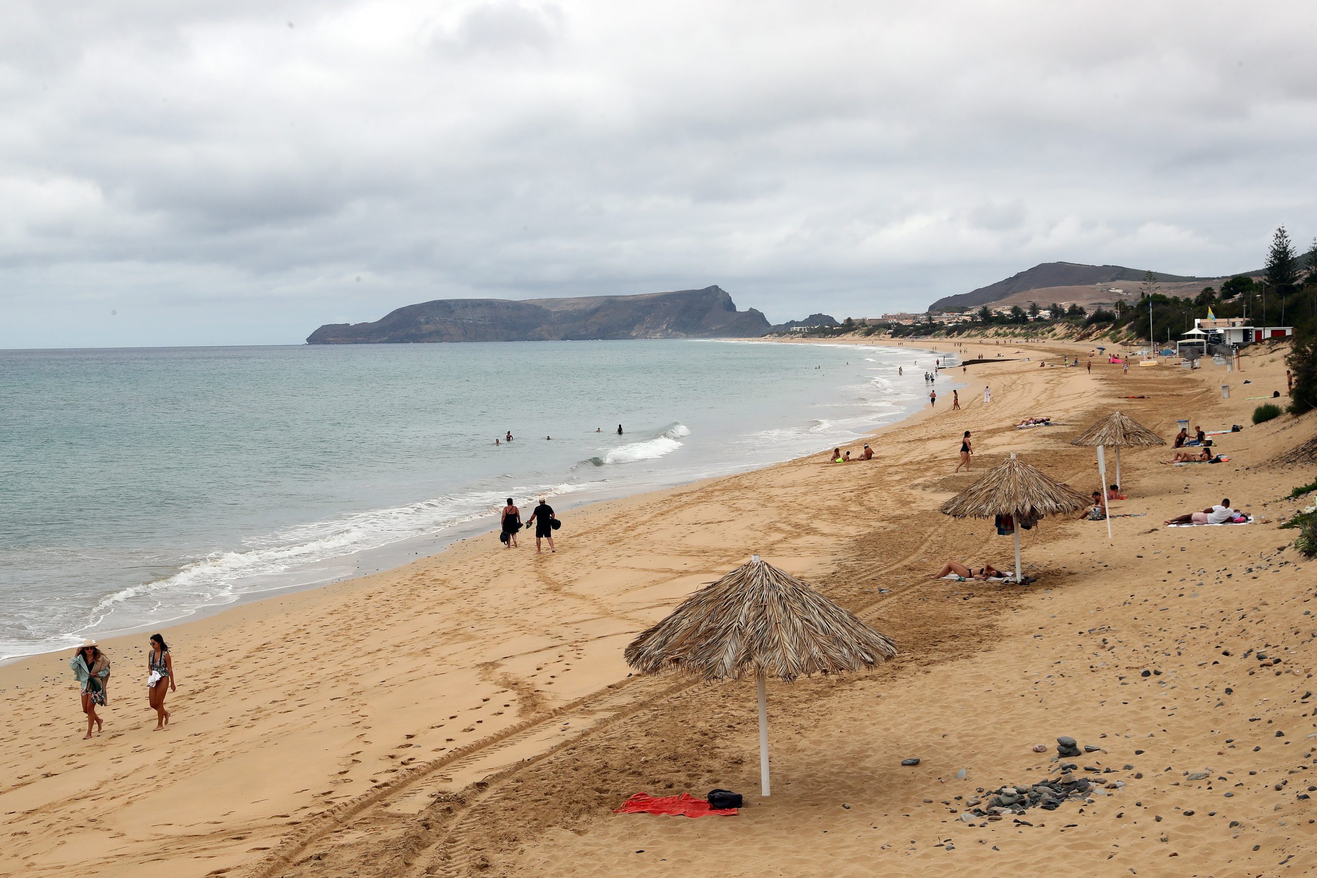 Covid-19: Quinze dos 18 contactos de mulher infetada que esteve no Porto Santo com testes negativos