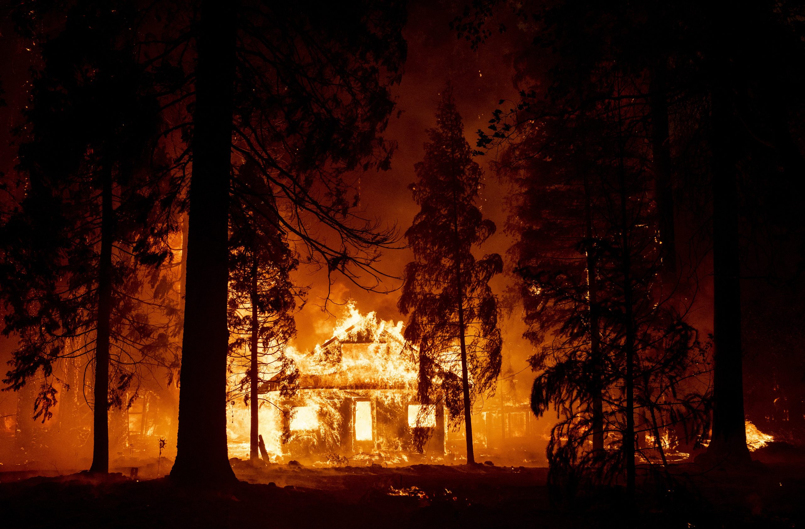 Califórnia luta contra enorme incêndio que é tão grande que está a criar o seu próprio clima