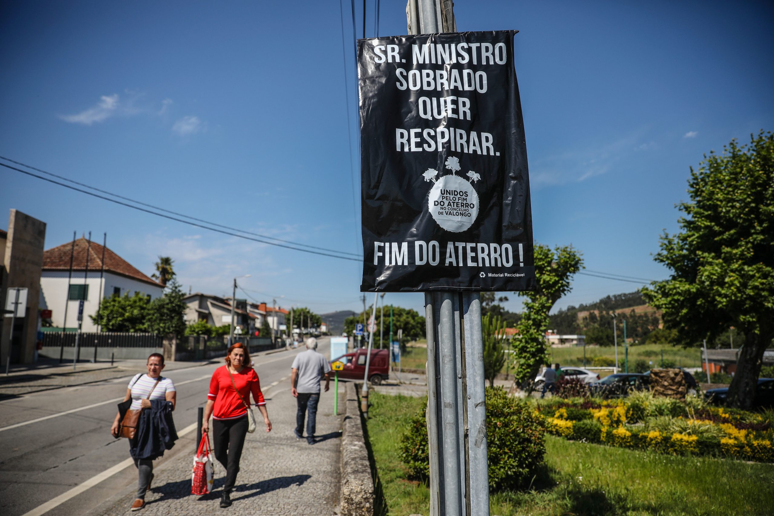 Sobrado acordou hoje com centenas de tarjas negras a pedir o fim do aterro