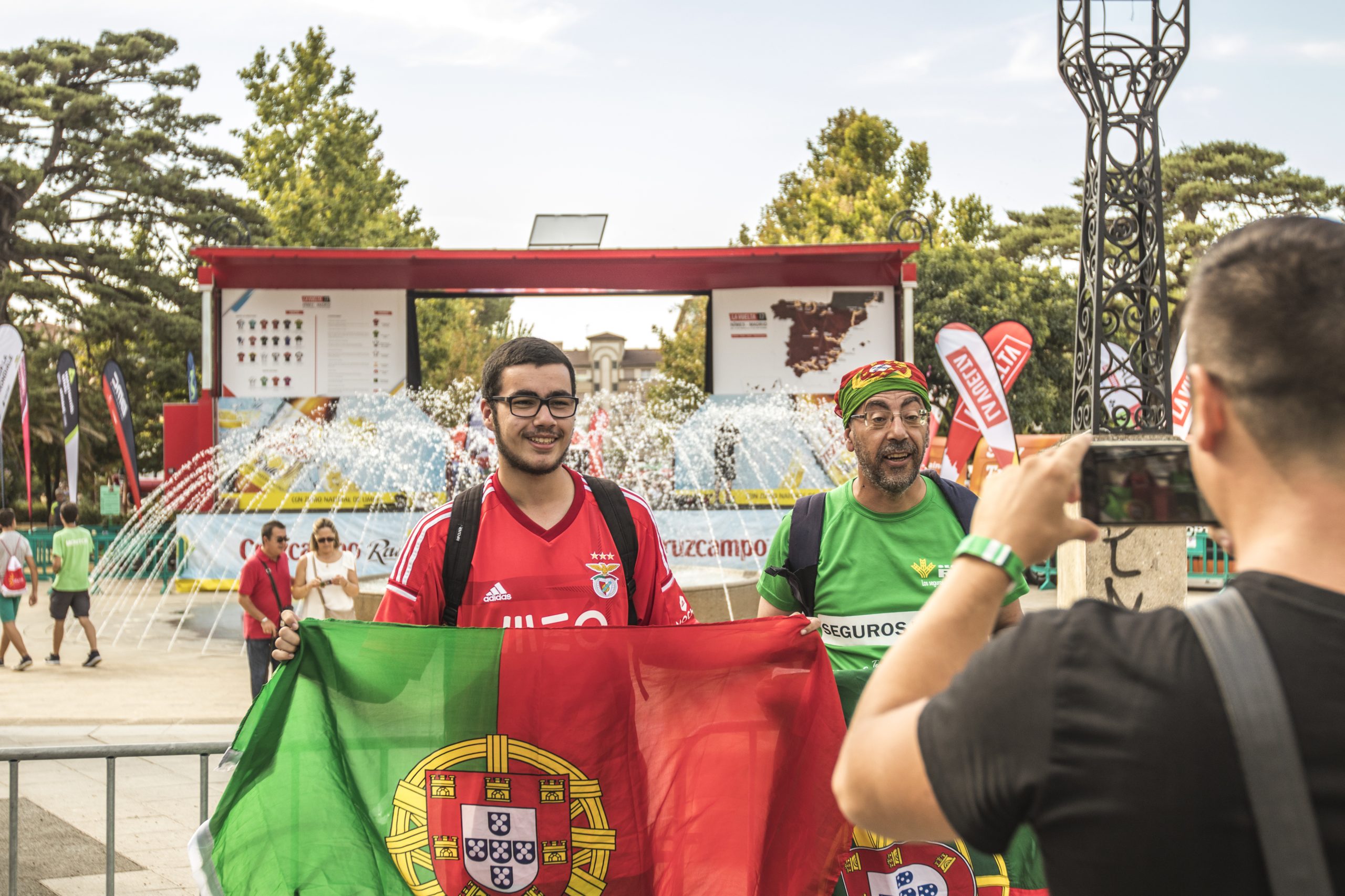 O que é que o Benfica tem a ver com a Volta a Espanha? Para a família Feijão, tem tudo a ver