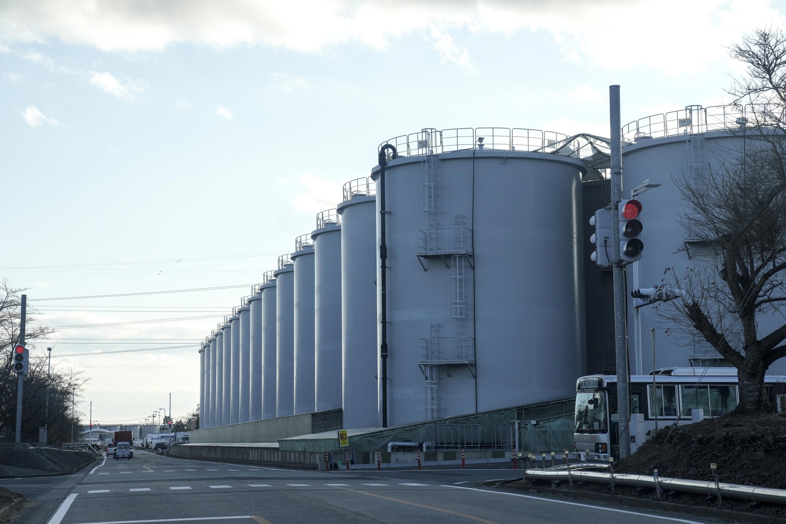 Japão prevê despejar água tratada da central nuclear de Fukushima entre primavera e verão