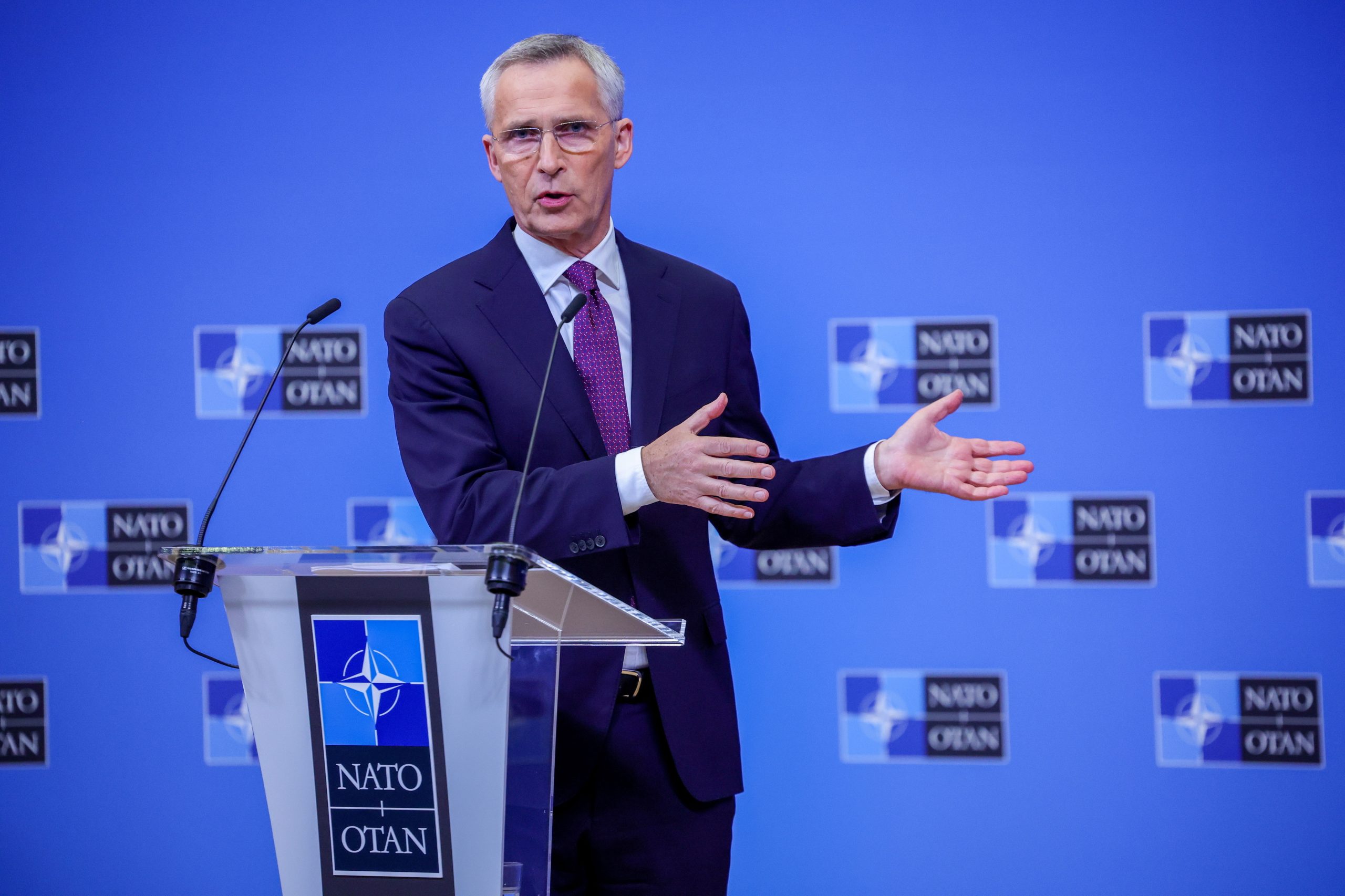 Ministros da Defesa da NATO discutem plano de quase mil milhões de euros para compra de munições