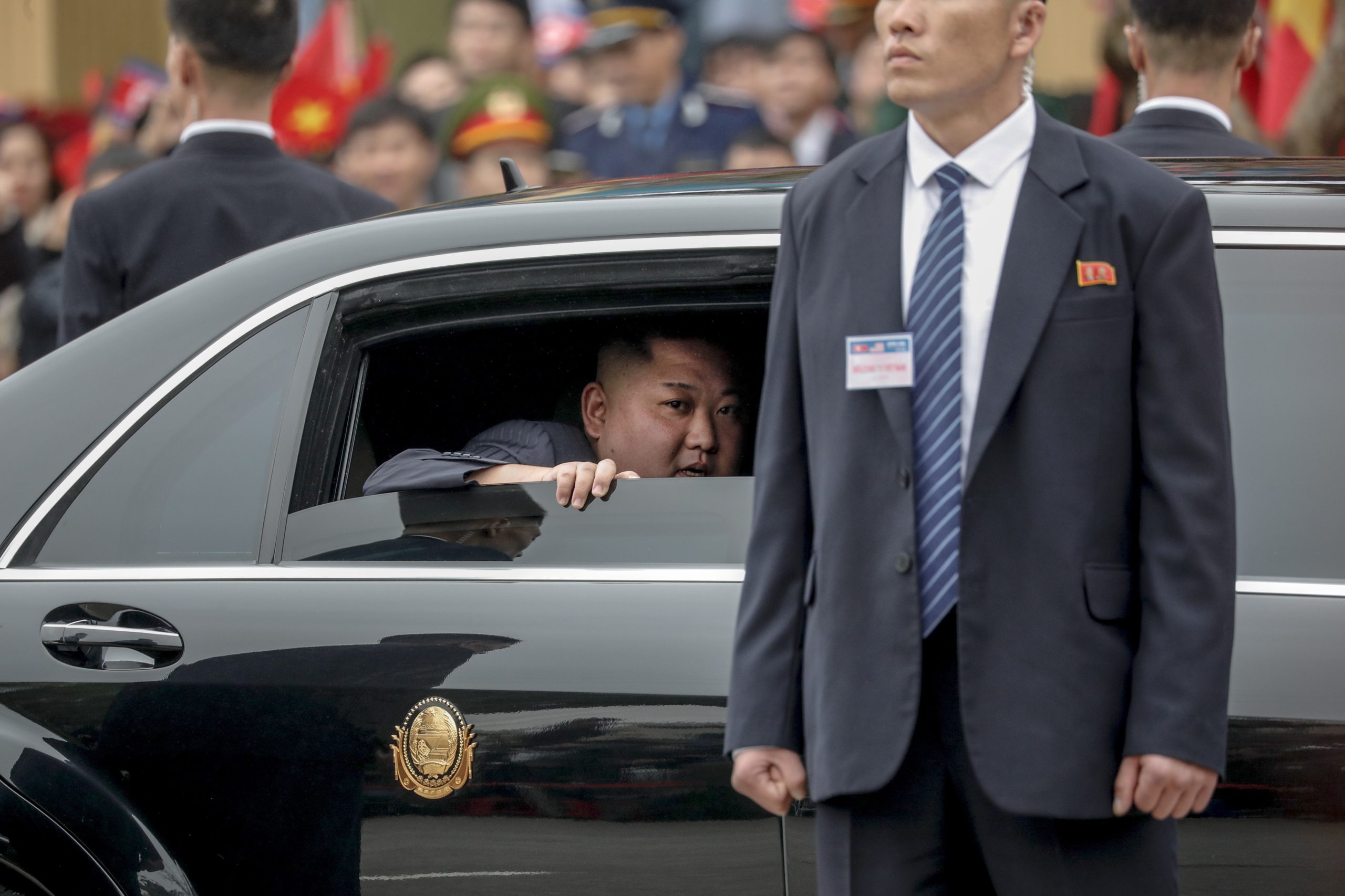 Kim Jong-un chega de limusine a Hanói após três dias de viagem por terra