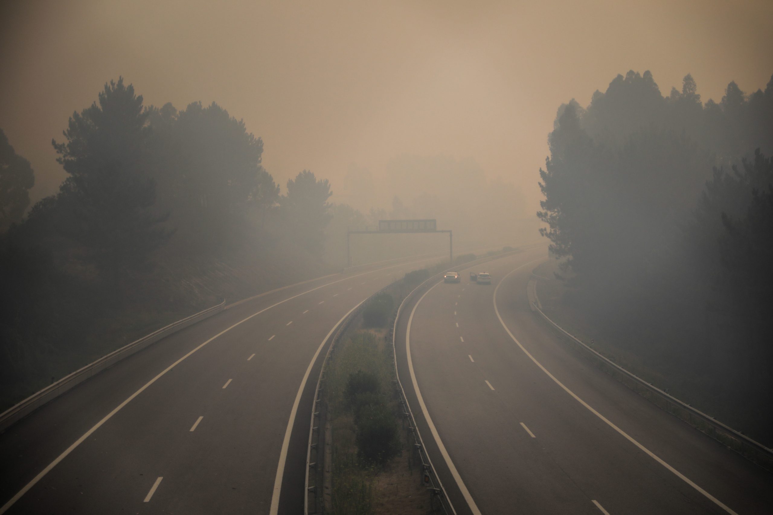 Autoestradas A1, A25 e A29 cortadas em Aveiro devido a incêndios no distrito