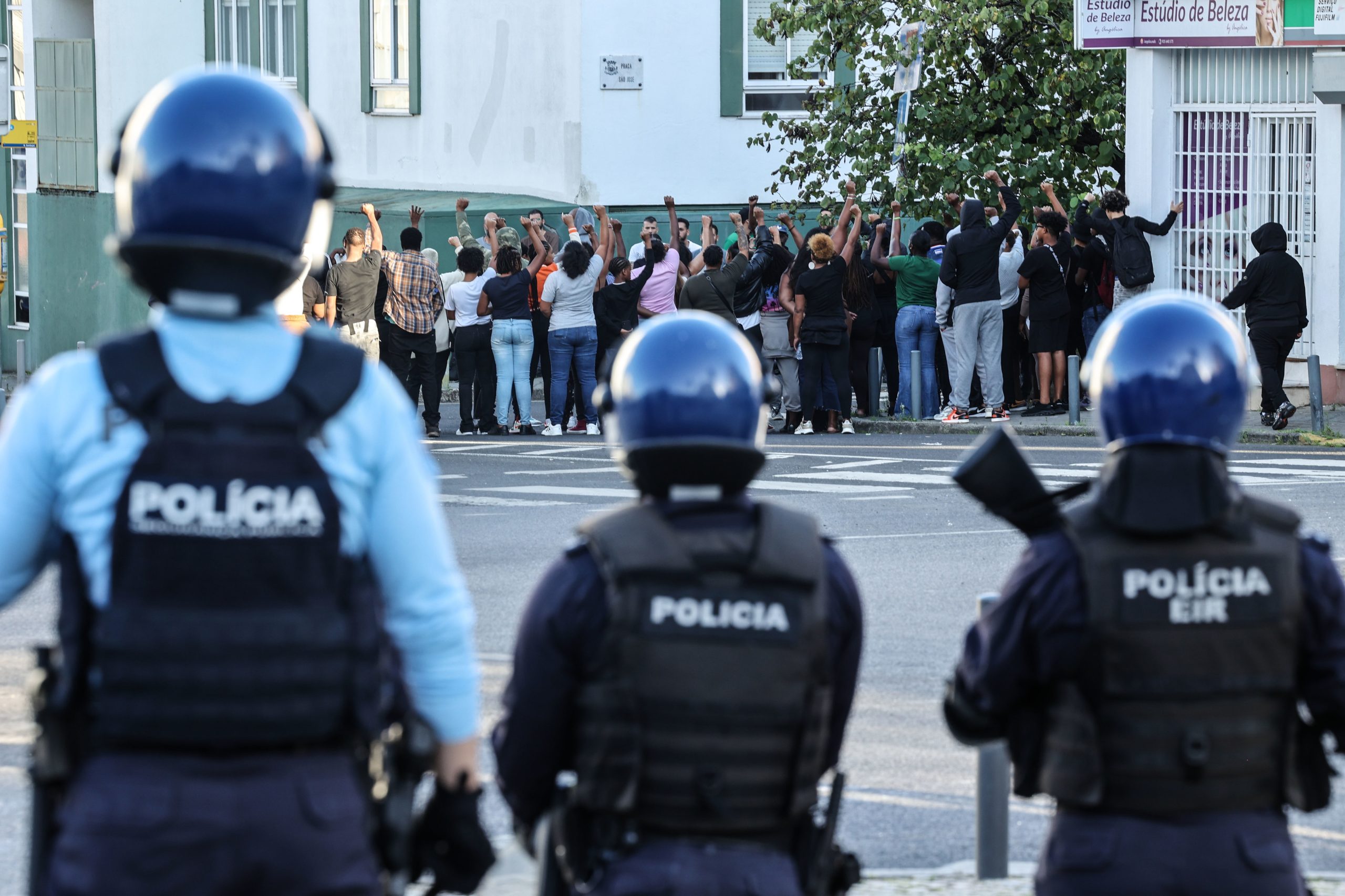 Vizinhos acusam polícia de invadir casa de Odair Afonso “sem justificação”. PSP nega arrombamento de portas