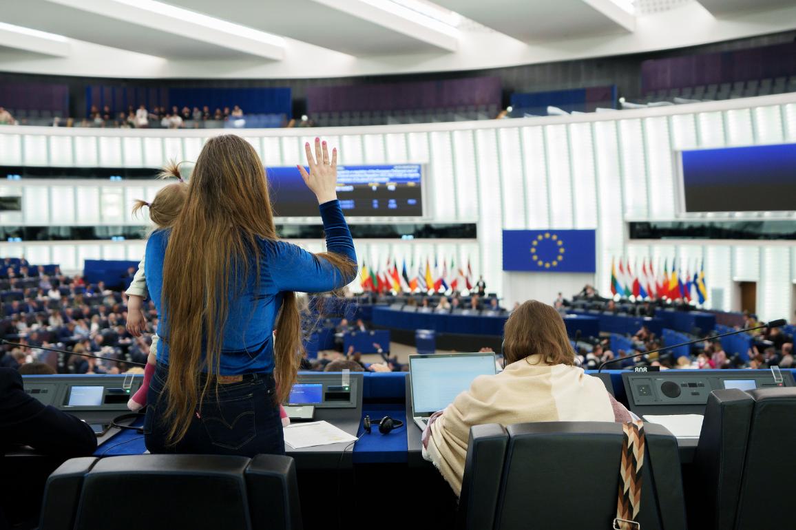 Parlamento Europeu aprova voto por procuração para eurodeputadas durante a gravidez e após o parto