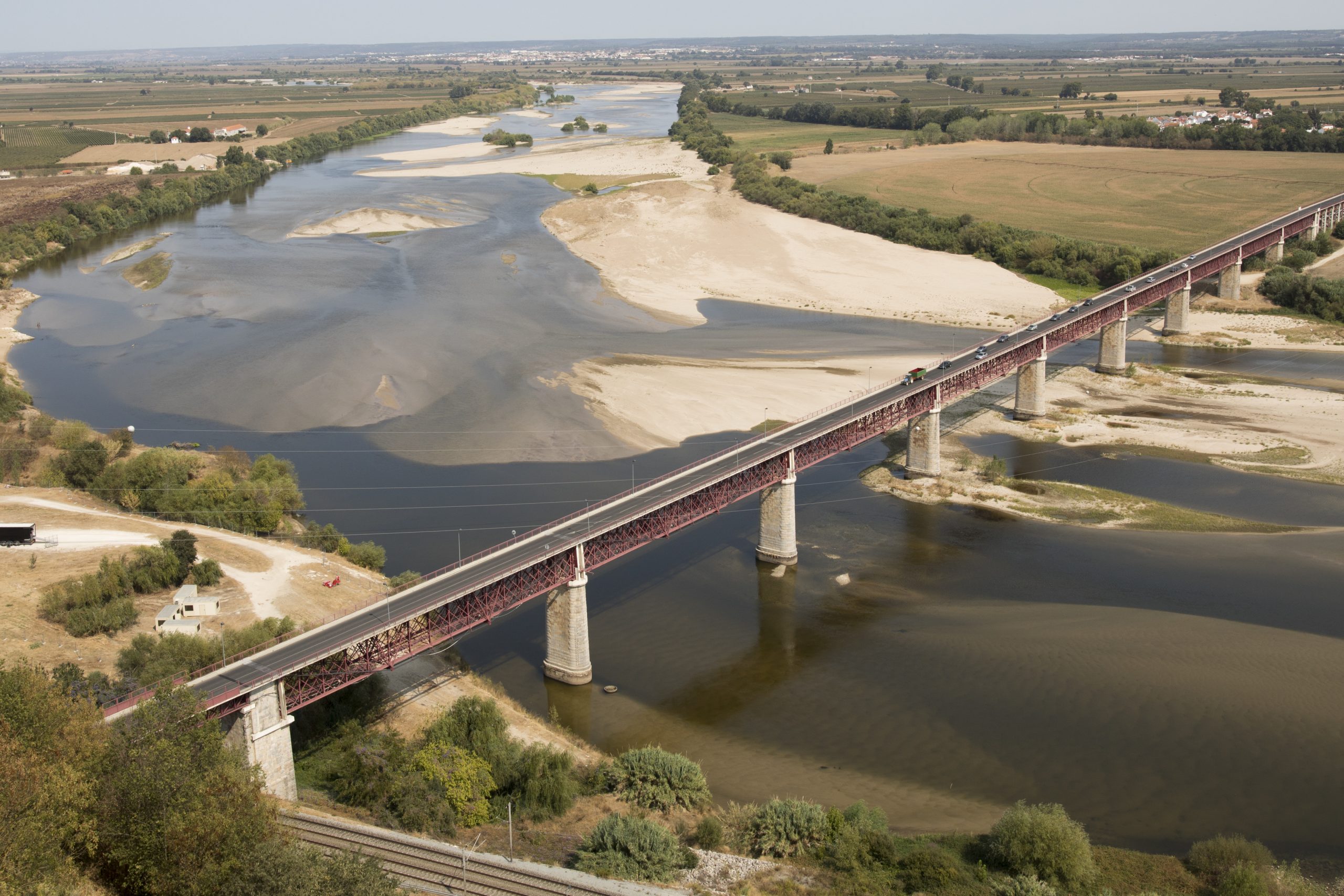 Acidente com sete viaturas corta acesso à Ponte D. Luís, em Santarém