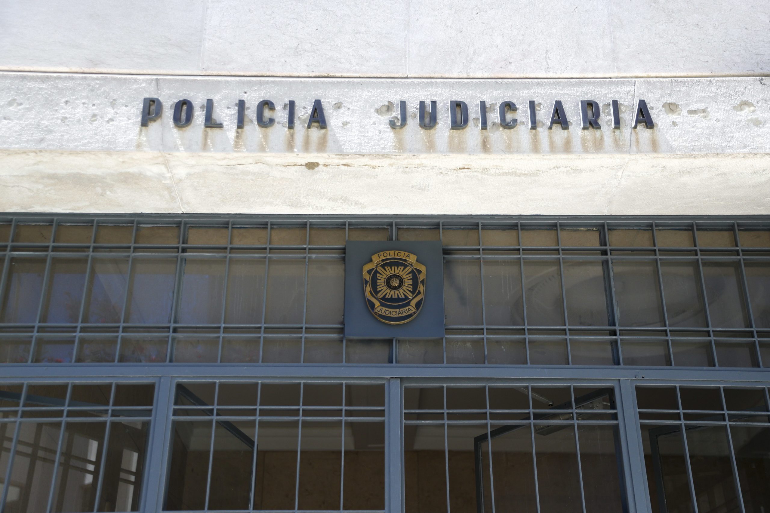 Presidente e vice-presidente suspensos e impedidos de contactar Câmara