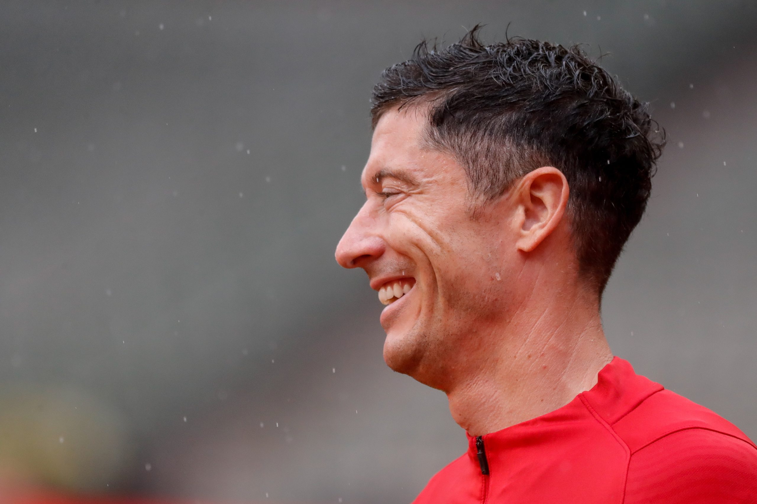 Lewandowski assina pelo FC Barcelona por quatro temporadas